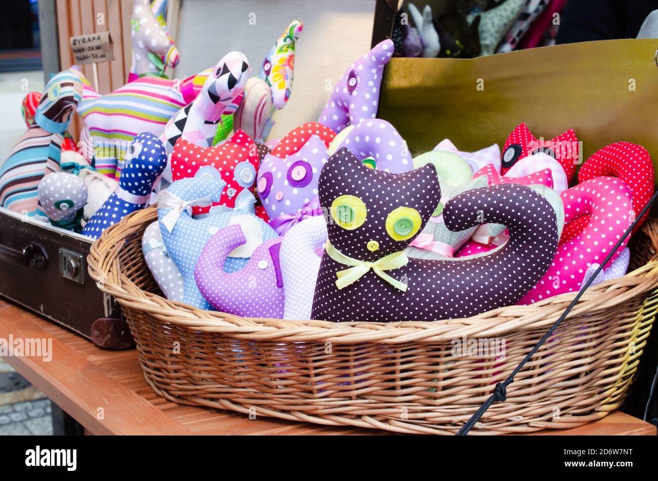 Les poupées de chat en tissu sont dans un panier. Souvenir de voyage vendu sur un marché de rue. Banque D'Images