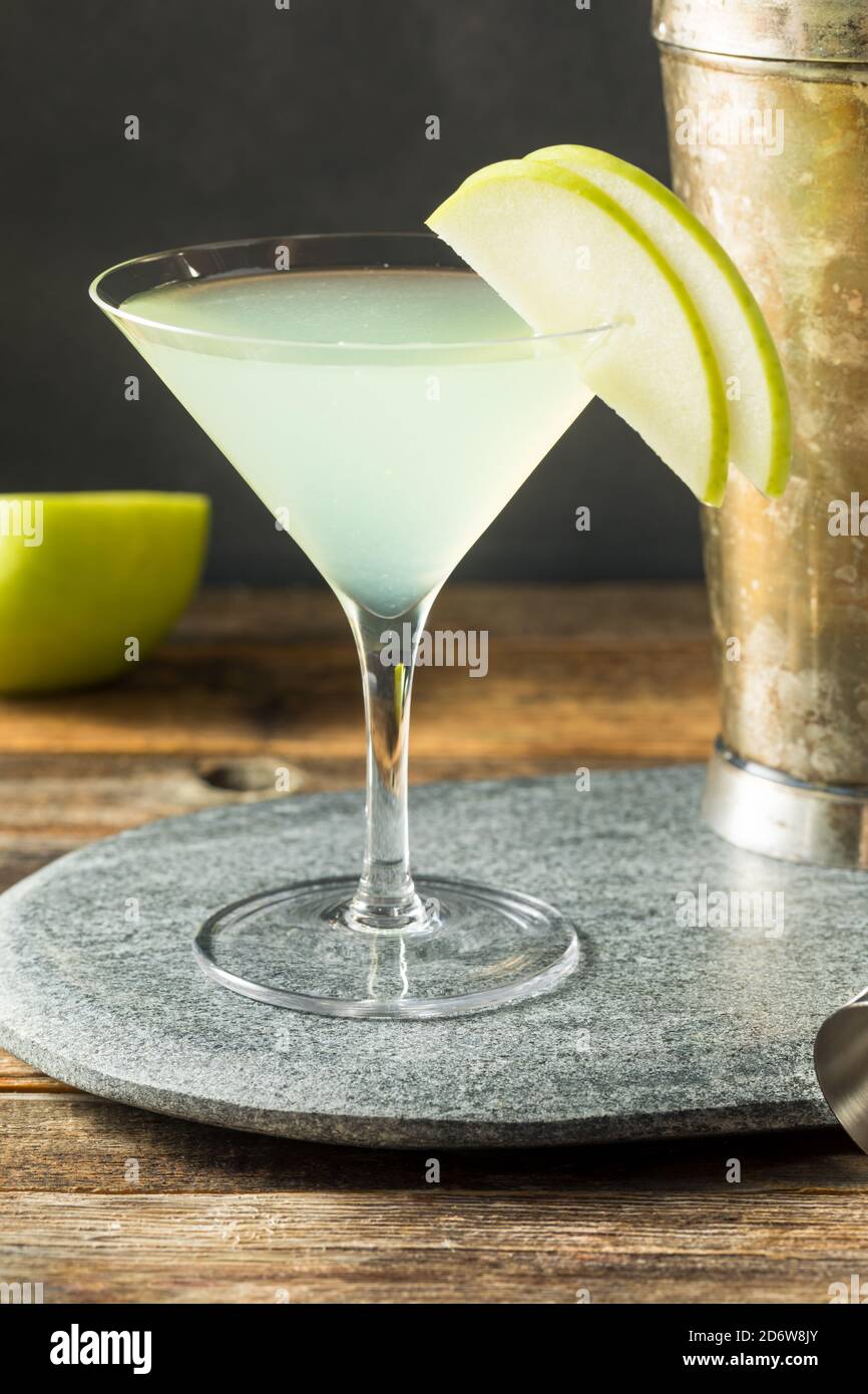 Cocktail d'Appletini rafraîchissant avec vodka et garniture Banque D'Images