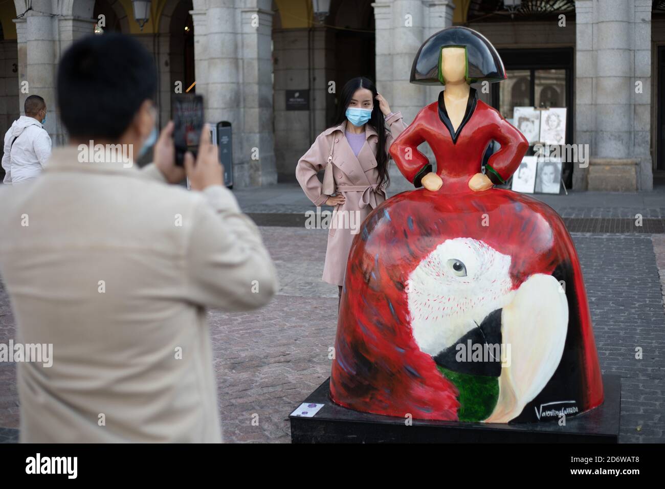 Madrid, l'exposition 2020 de la Galerie de Meninas Madrid a débuté à Madrid le 15 octobre. 15 décembre 2020. Un touriste pose pour une photo avec la statue créée à partir de la peinture Las Meninas à Madrid, capitale de l'Espagne, 18 octobre 2020. L'exposition 2020 de la Galerie de Meninas Madrid a débuté à Madrid le 15 octobre 2020. De nombreux artistes créent des statues de la célèbre peinture Las Meninas de Velazquez et les exposent dans la rue de Madrid. L'exposition durera jusqu'au 15 décembre 2020. Credit: Meng Dingbo/Xinhua/Alay Live News Banque D'Images