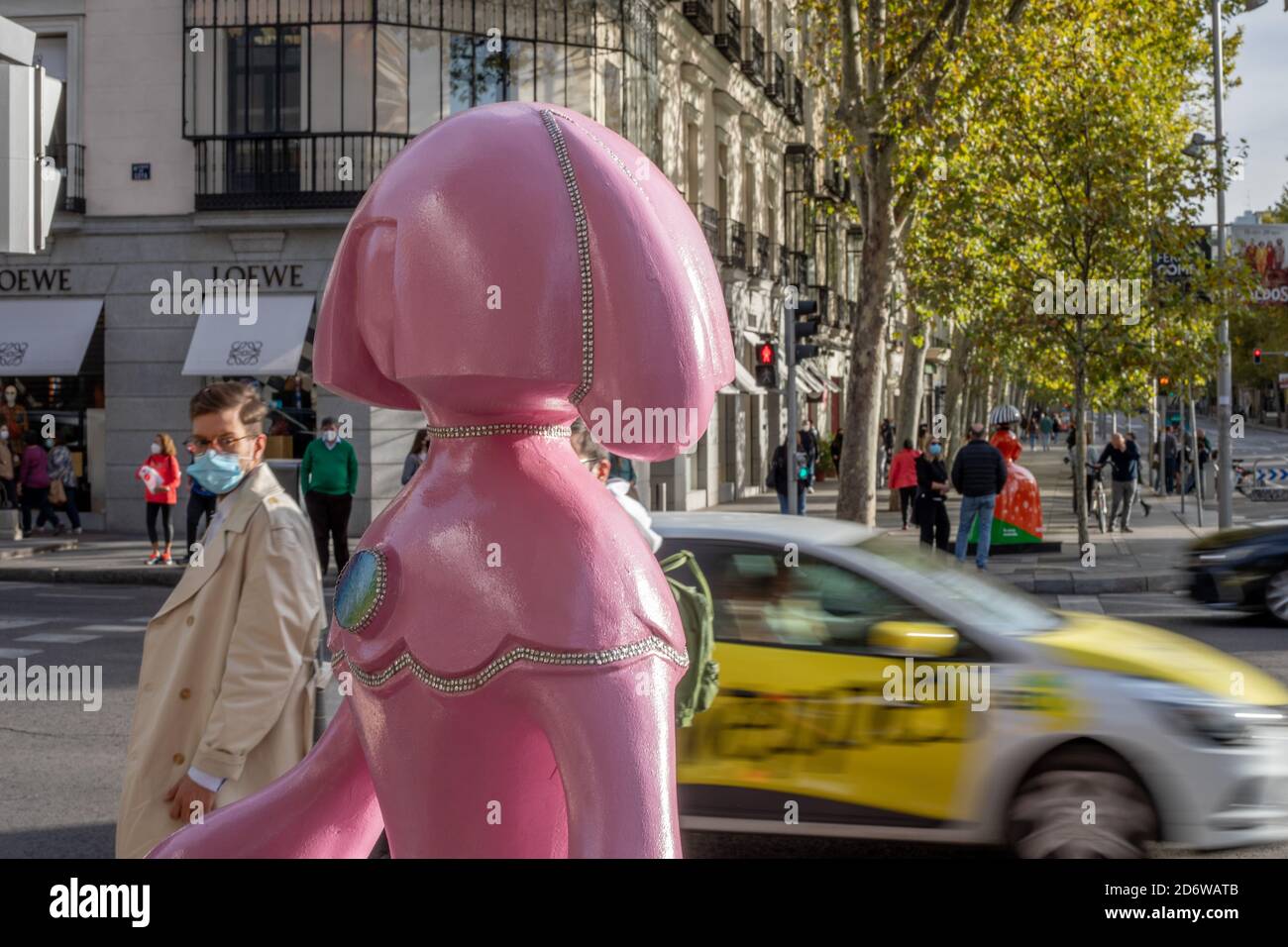 Madrid, l'exposition 2020 de la Galerie de Meninas Madrid a débuté à Madrid le 15 octobre. 15 décembre 2020. Une statue créée à partir de la peinture Las Meninas est vue à Madrid, capitale de l'Espagne, 18 octobre 2020. L'exposition 2020 de la Galerie de Meninas Madrid a débuté à Madrid le 15 octobre 2020. De nombreux artistes créent des statues de la célèbre peinture Las Meninas de Velazquez et les exposent dans la rue de Madrid. L'exposition durera jusqu'au 15 décembre 2020. Credit: Meng Dingbo/Xinhua/Alay Live News Banque D'Images