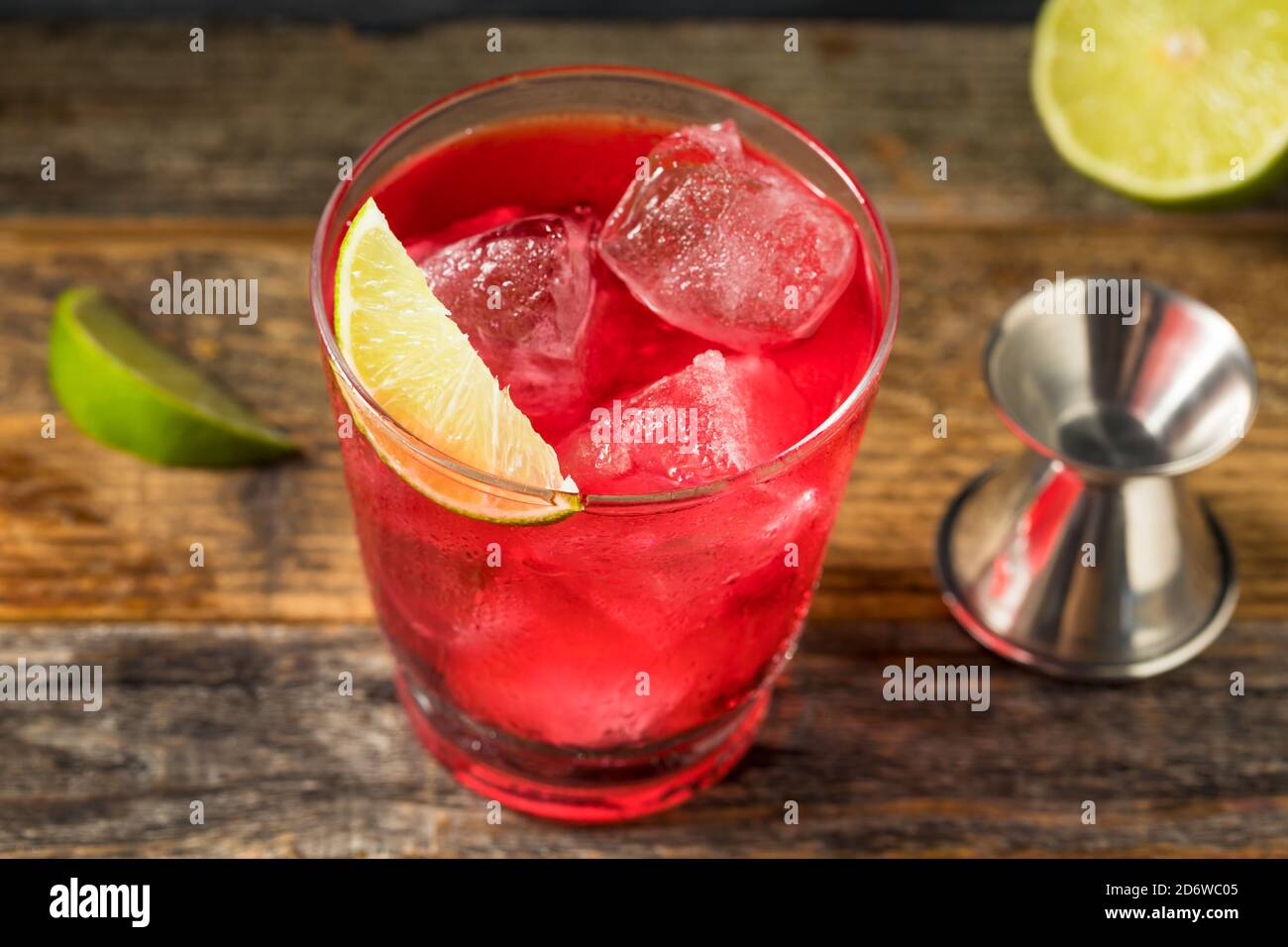 Un cocktail de canneberge à la vodka rafraîchissant de jus de citron vert Photo Stock