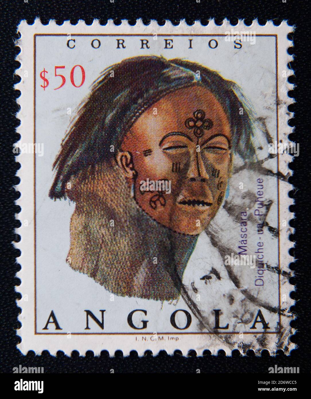 MOSCOU RUSSIE - 25 NOVEMBRE 2012 : un timbre imprimé en Angola montre un masque en cuir avec une décoration peinte, vers 1976 Banque D'Images