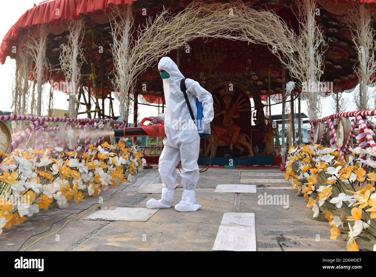 Kolkata, Inde. 19 octobre 2020. Un homme dans la suite PPE assainit un Durga Puja pandal (improviste temporaire) avant son ouverture pour les visiteurs. (Photo de Sukhomoy Sen/Pacific Press) crédit: Pacific Press Media production Corp./Alay Live News Banque D'Images