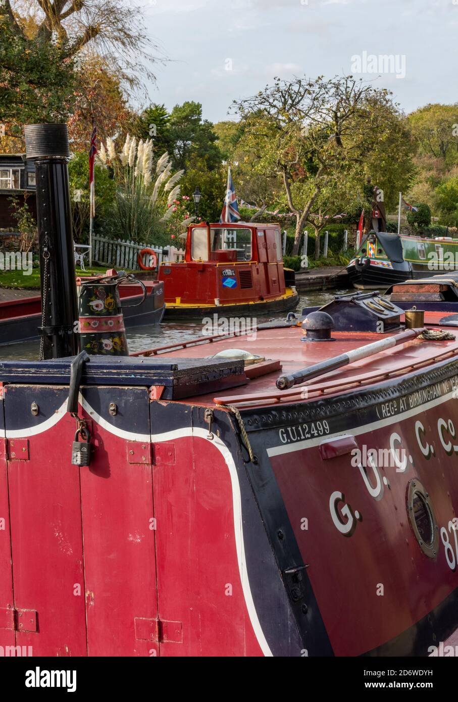 un chaloueau peint de façon traditionnelle ou un chaland amarré à stoke bruerne sur le canal du grand union près de northampton Banque D'Images