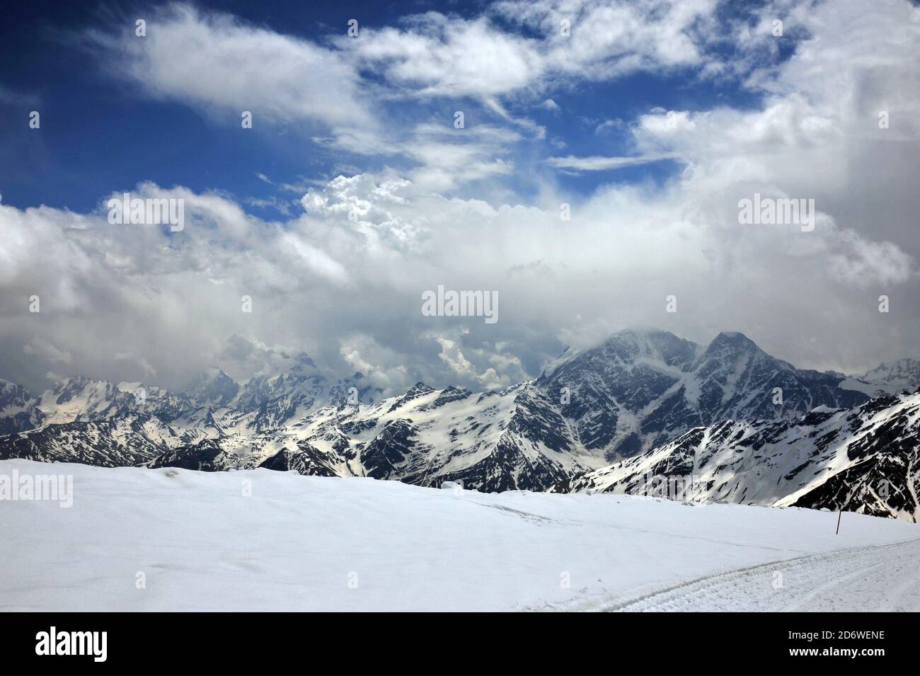 Vue depuis la pente d'Elbrus jusqu'à la crête du Caucase principal à travers la gorge de Baksan. Banque D'Images