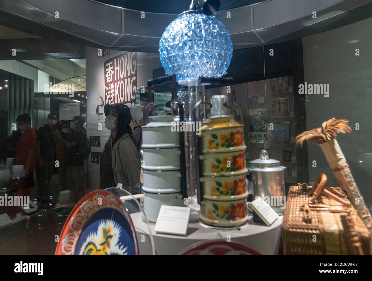 Une exposition de la collection des articles de la vie quotidienne de Hong Kong des années 1960 à l'exposition « l'histoire de Hong Kong » du Musée d'histoire de Hong Kong le dernier jour de son ouverture avant une refonte de deux ans. L'exposition permanente « l'histoire de Hong Kong » du musée a fermé le 19 octobre 2020 pour une majeure la rénovation pour les prochaines années crée une préoccupation publique quant à la nature des expositions et des faits qui resteront intacts une fois qu'il rouvrira. Banque D'Images