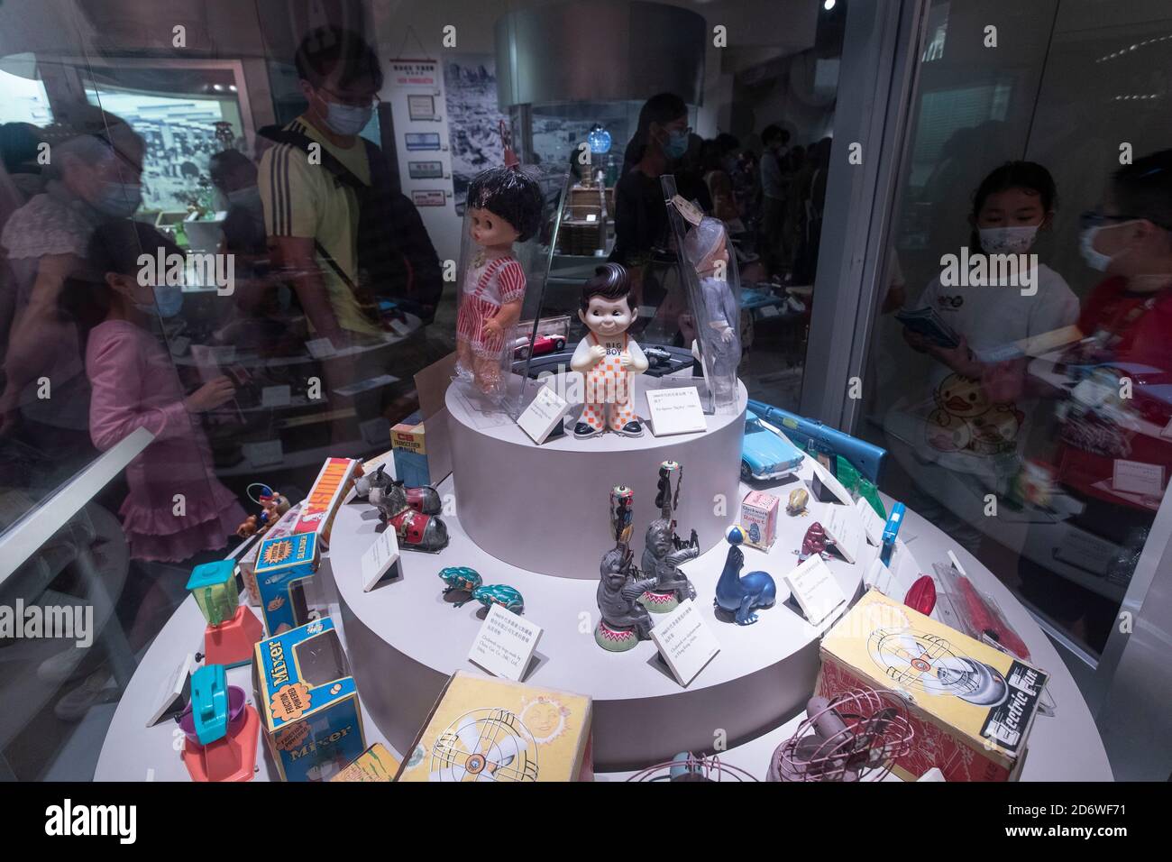 Les visiteurs regardent une collection de vieux jouets disparus à l'exposition « The Hong Kong Story » du Musée d'histoire de Hong Kong le dernier jour de son ouverture avant une refonte de deux ans.l'exposition permanente « The Hong Kong Story » du musée a fermé le 19 octobre 2020 pour rénovation majeure les prochaines années vont susciter l'inquiétude du public quant à la question de savoir si les expositions et les faits resteront intacts une fois rouverts. Banque D'Images