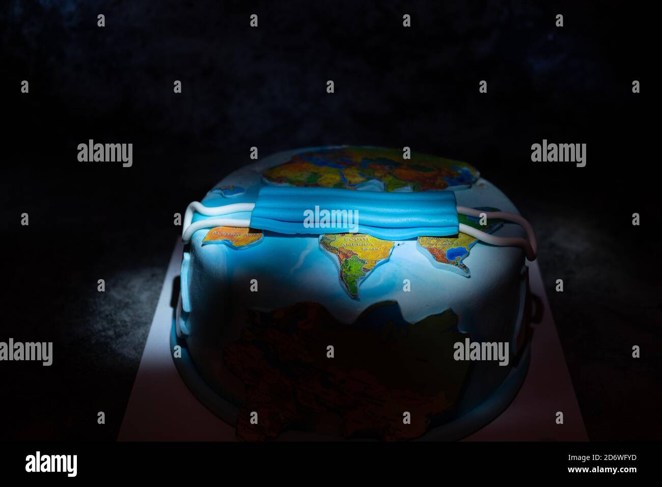 Gateau D Anniversaire Sur Fond Noir Vue Rapprochee Le Gateau Du Nouvel An Avec Le Concept De Virus Corona Photo Stock Alamy