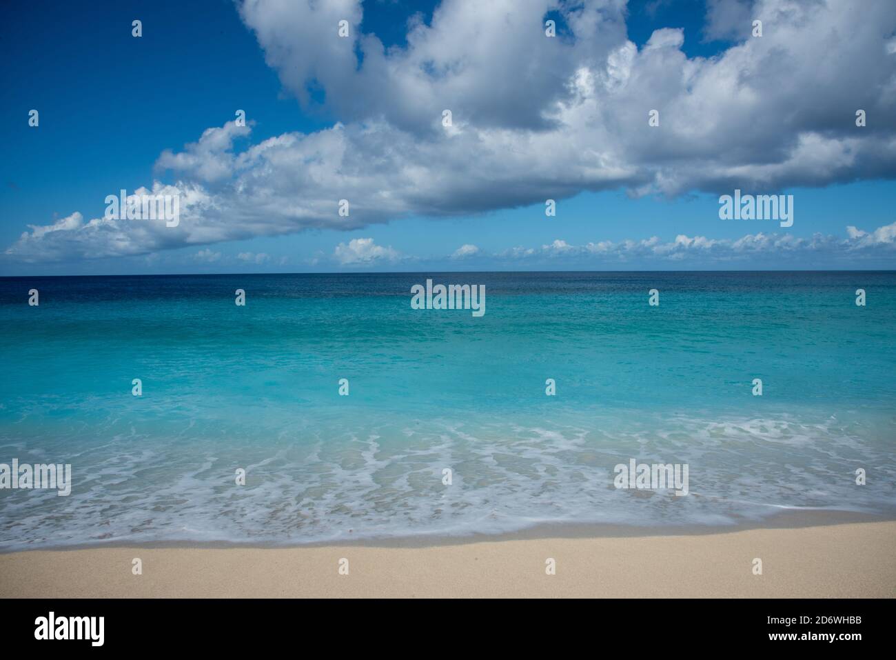 Majestueuses eaux de la mer des Caraïbes à la plage de Sandy point à Frederiksted sur Sainte-Croix lors d'une journée ensoleillée dans les îles Vierges américaines Banque D'Images