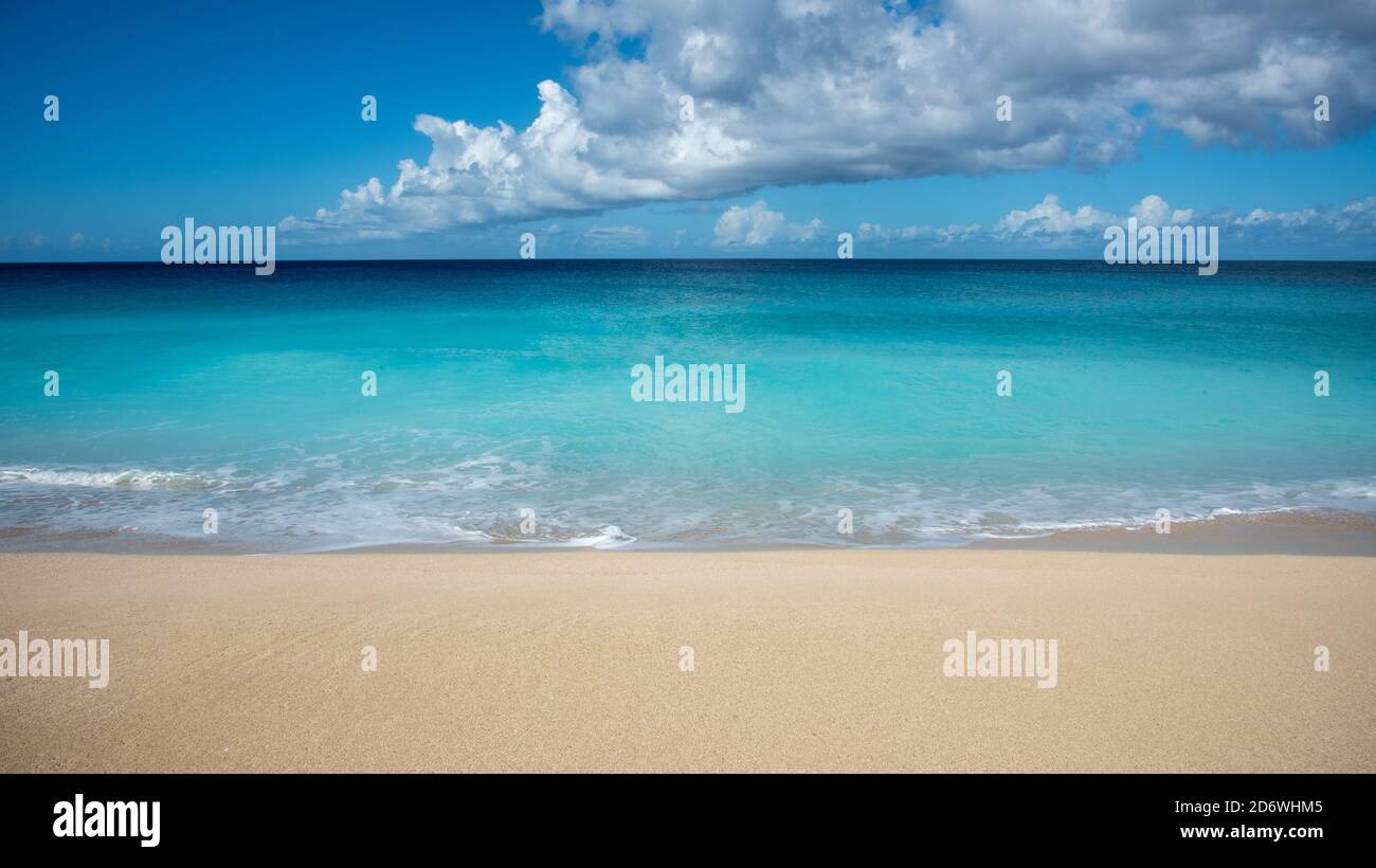 Majestueuses eaux de la mer des Caraïbes à la plage de Sandy point à Frederiksted sur Sainte-Croix lors d'une journée ensoleillée dans les îles Vierges américaines Banque D'Images