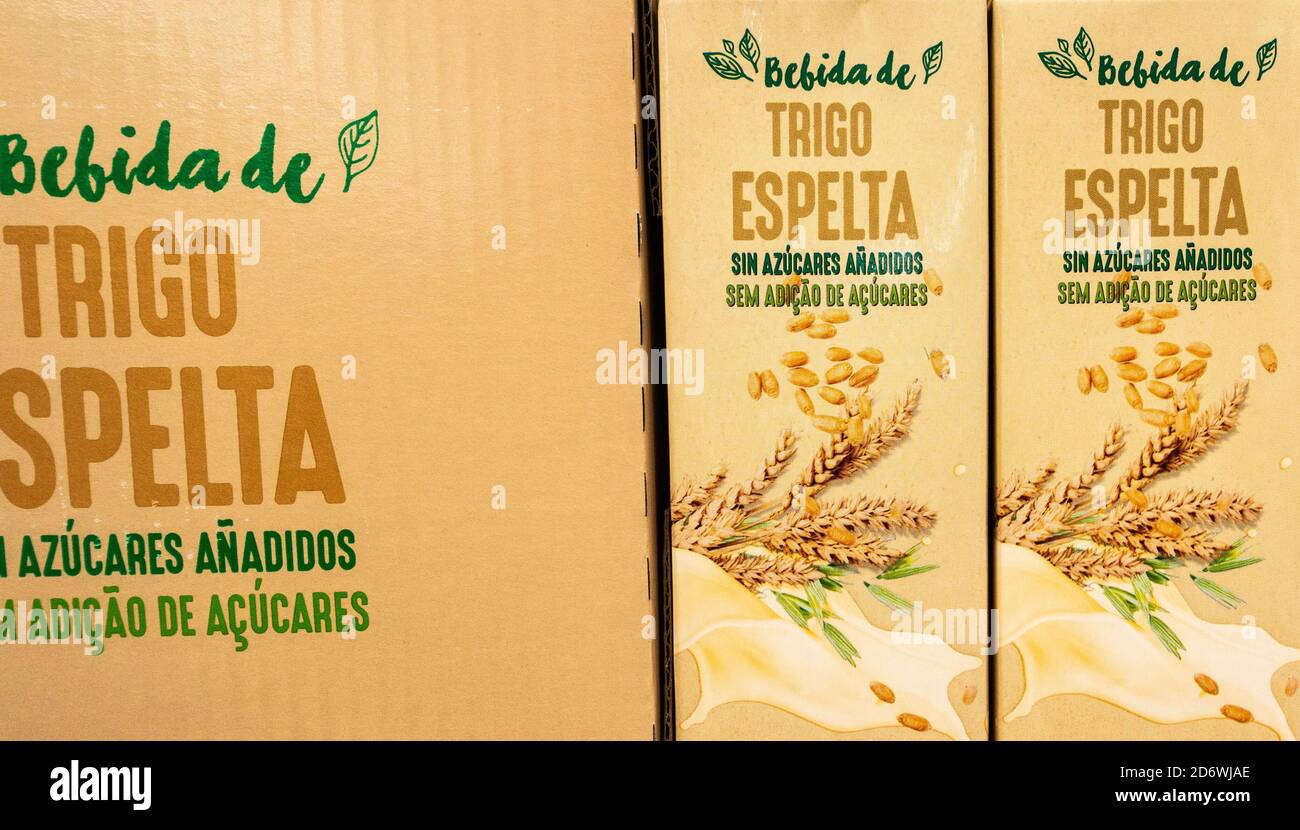 Epelt (Espelta en espagnol) lait de remplacement dans un supermarché en Espagne Banque D'Images