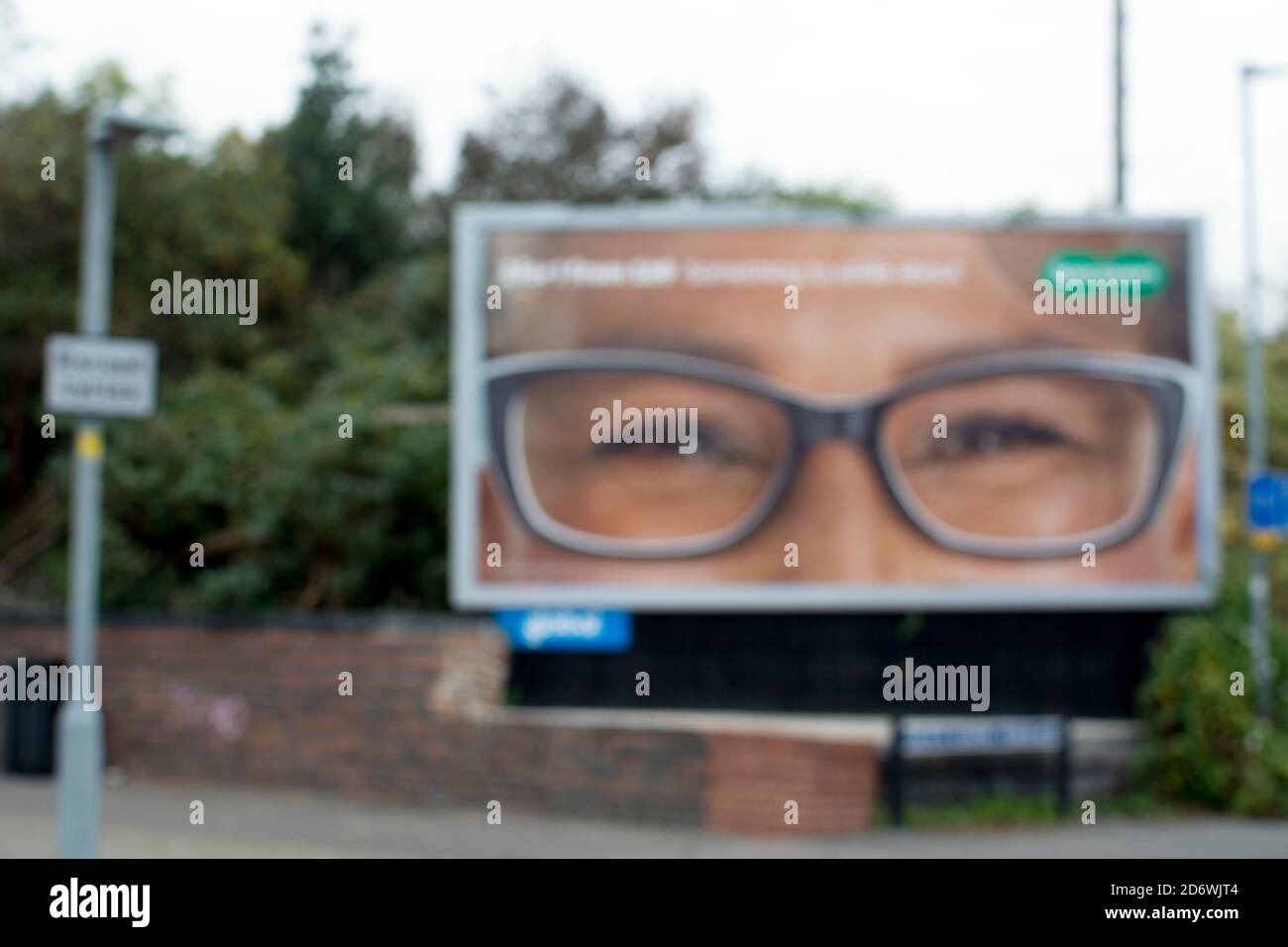 Publicité Specsavers sur une palissade de bord de route, hors foyer, Warwick, Royaume-Uni Banque D'Images