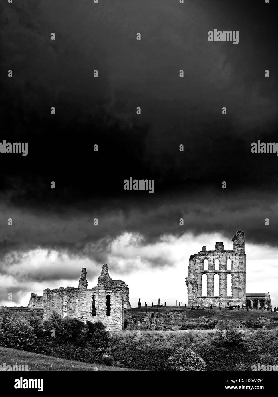 Ruines du Prieuré de Tynemouth dans le style infrarouge monochrome de temps orageux Banque D'Images