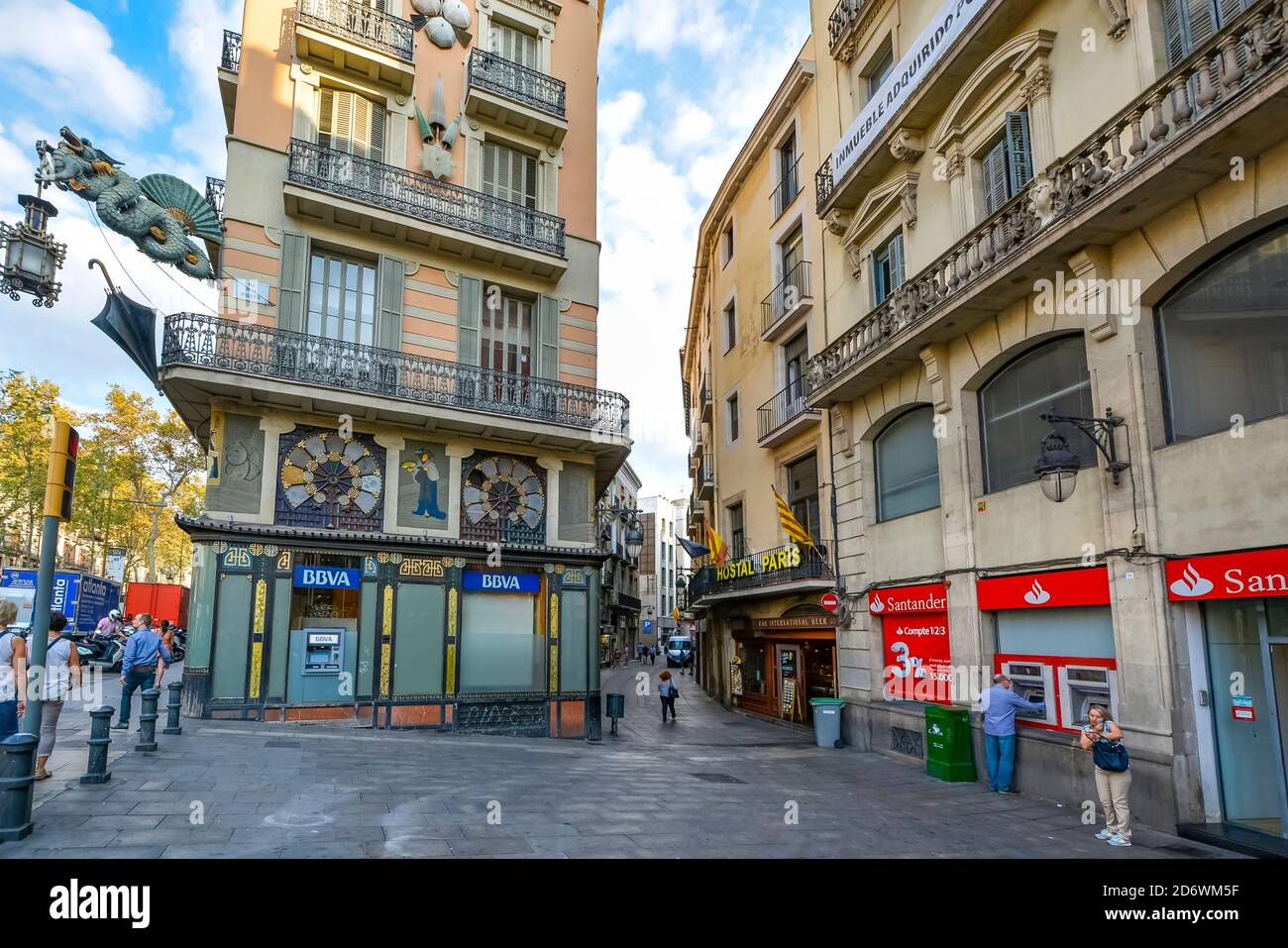 Une ruelle étroite de la Rambla dans le tourisme Centre de Barcelone Espagne Banque D'Images