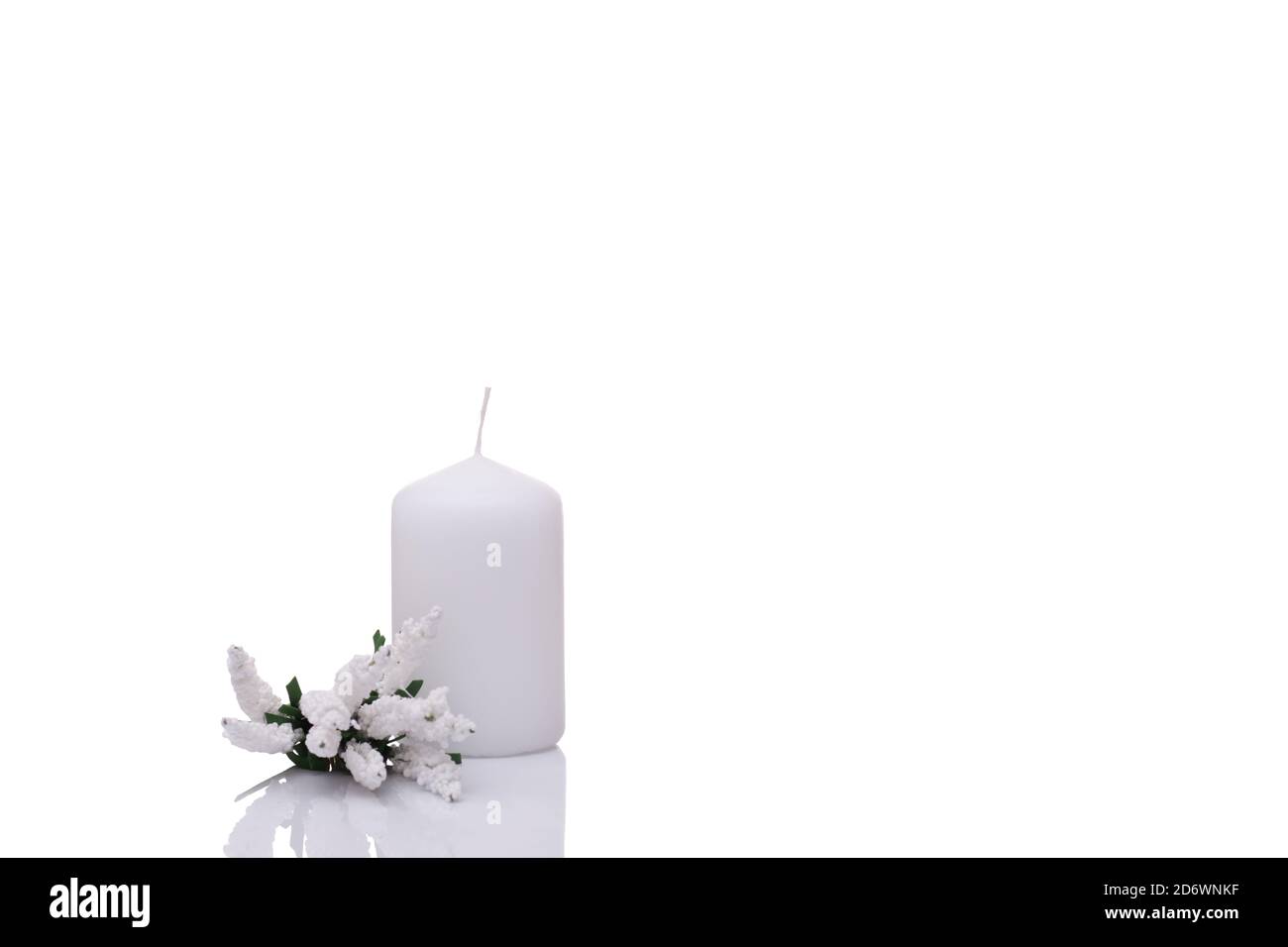 Bougie blanche avec une branche de fleurs Muscari isolées sur fond blanc  Photo Stock - Alamy
