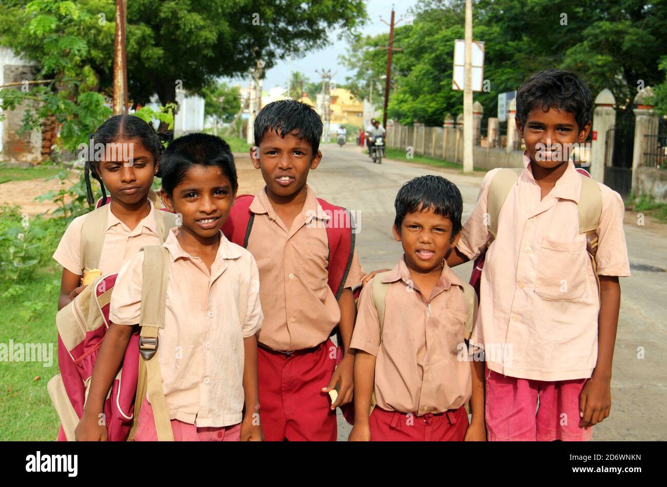 KANCHI, INDE - AOÛT 16 : les enfants hindous non identifiés vêtus d'uniforme rentrent chez eux après les cours le 16 août 2020 à Kanchipuram, Tamil Nadu Banque D'Images