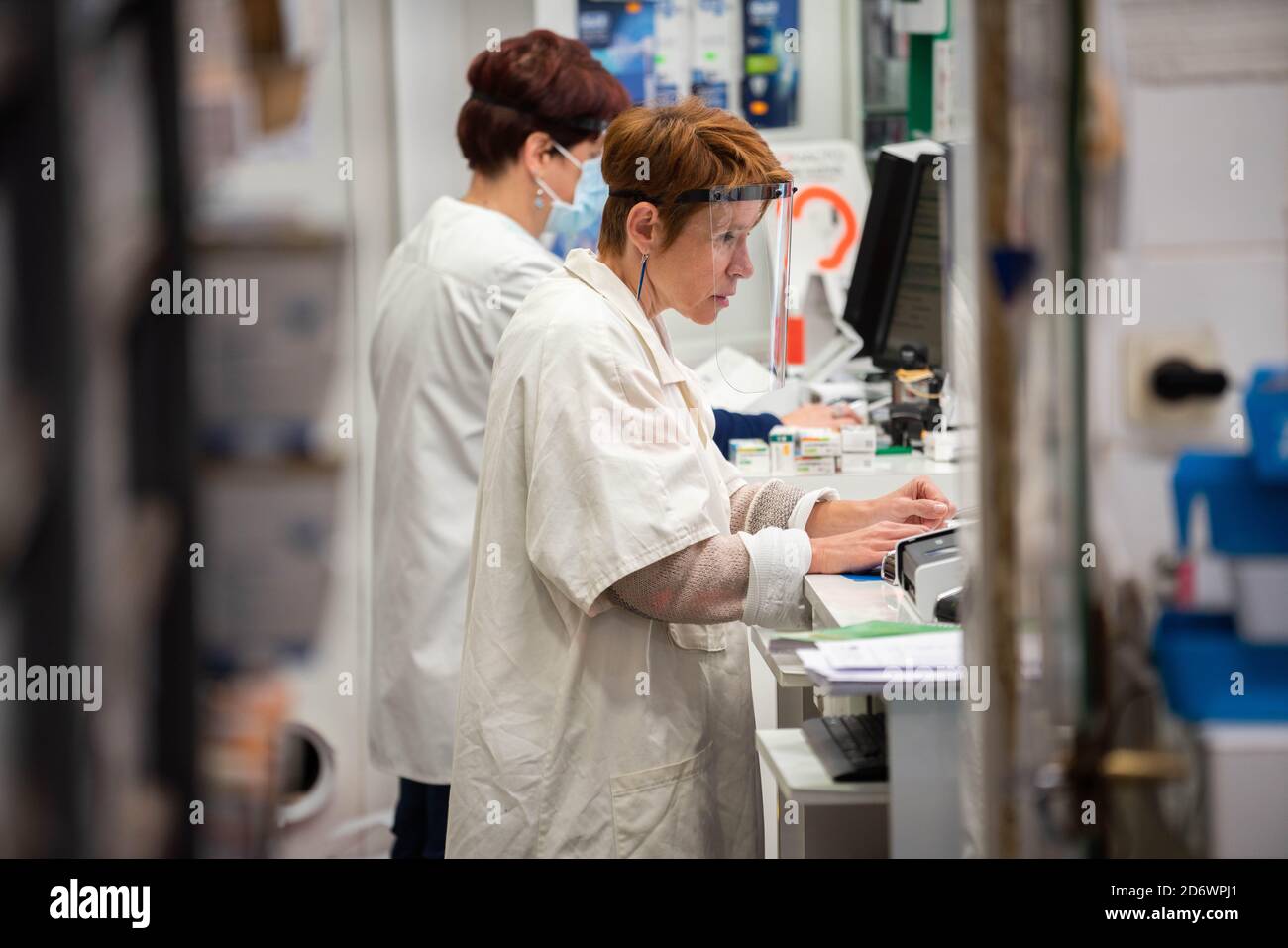 Pharmacie pendant la pandémie Covid-19, France. Banque D'Images