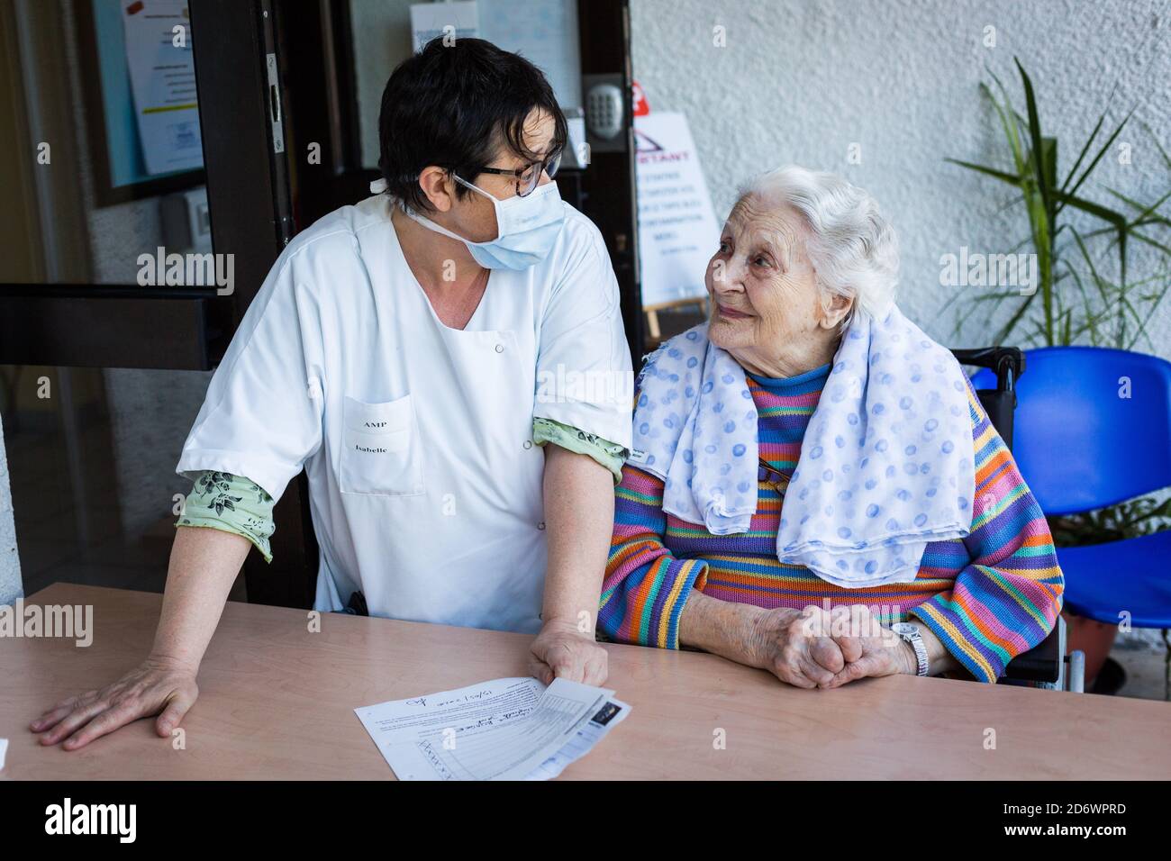 Helyette , 102 ans dans un EHPAD en Dordogne reçoit la première visite de son fils , joie et tristesse dans ce face à face limitée par les mesures sani Banque D'Images