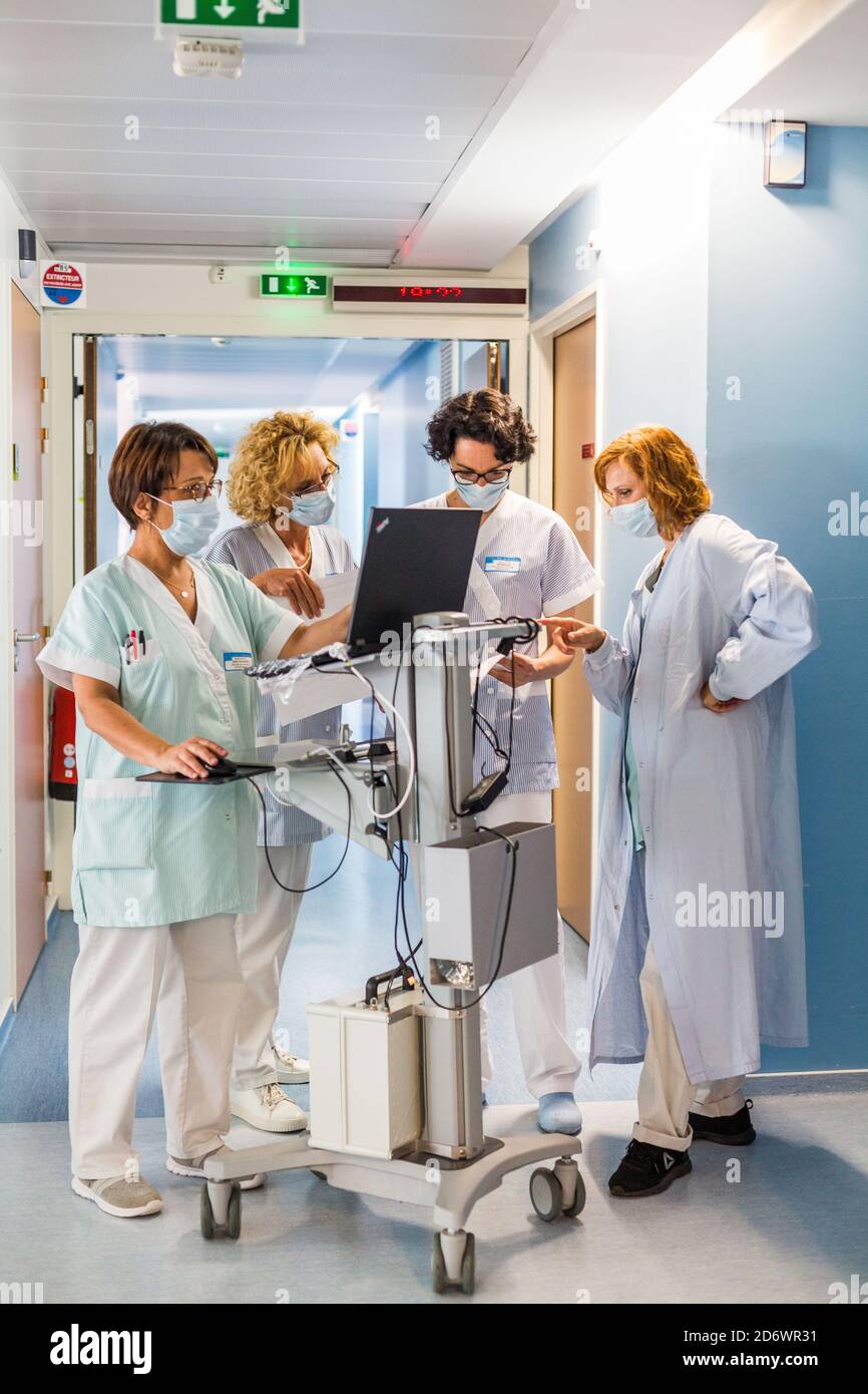Reprise de l'activité dans l'unité de chirurgie ambulatoire polyvalente avec suivi des protocoles de sécurité sanitaire de COVID, hôpital de Bordeaux, mai 2020. Banque D'Images