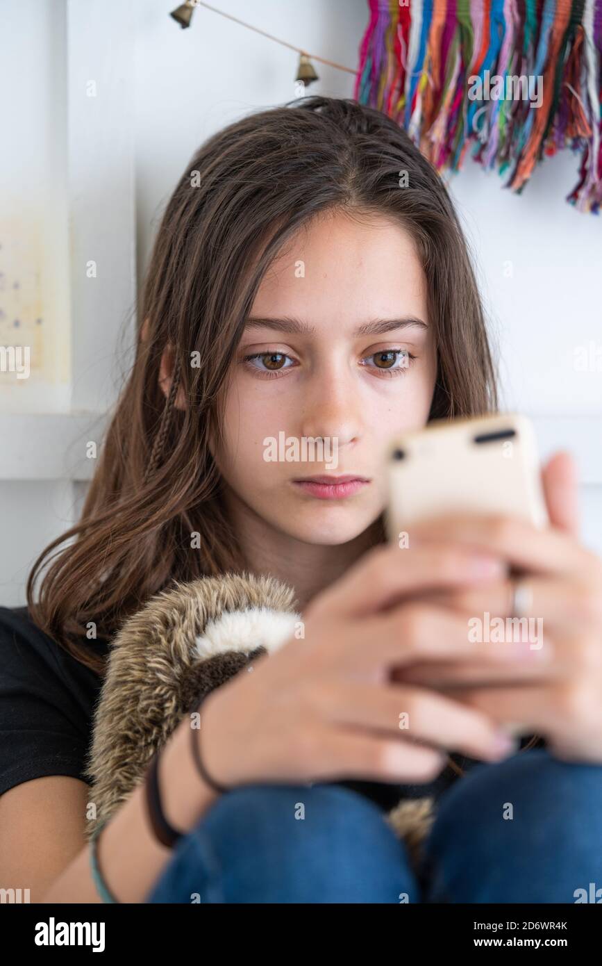 Adolescente à l'aide d'un Smartphone. Banque D'Images