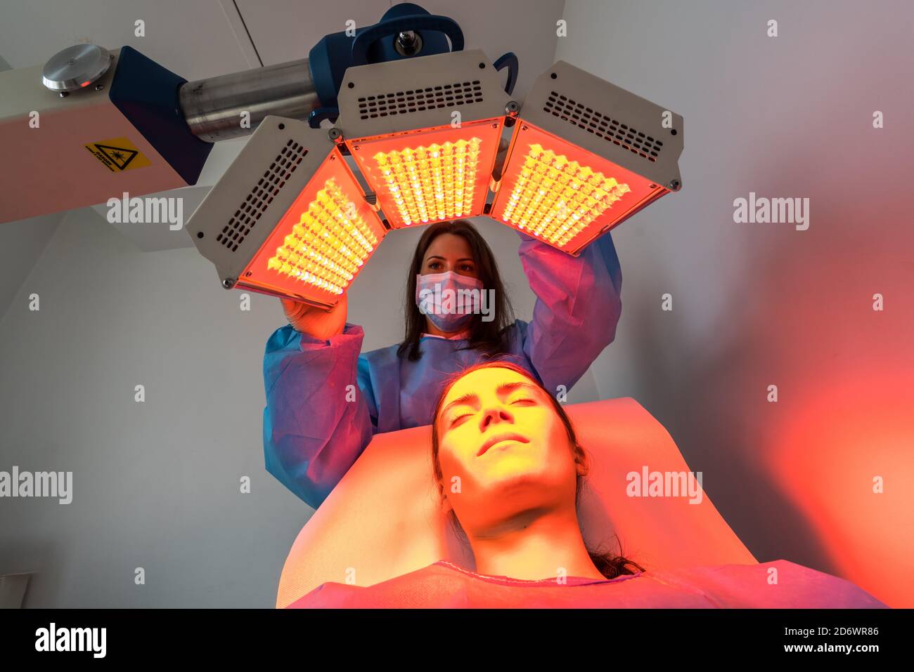 La photomodulation par LED (diode électroluminescente), également appelée  thérapie par LED ou bio-photomodulation par LED, un traitement de lumière  froide qui permet de se réhydrater, à Photo Stock - Alamy