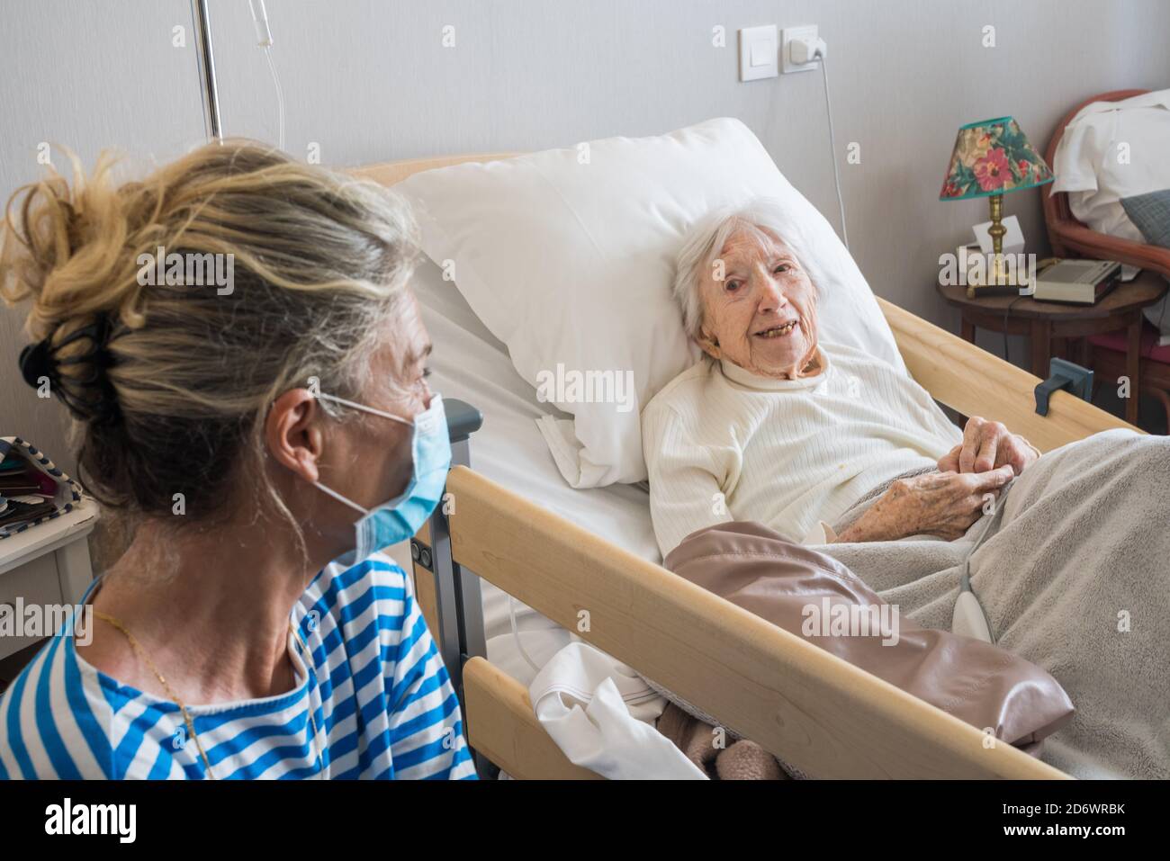 Centenaire d'une EHPAD pendant la pandémie de 2019-nCoV, France. Banque D'Images
