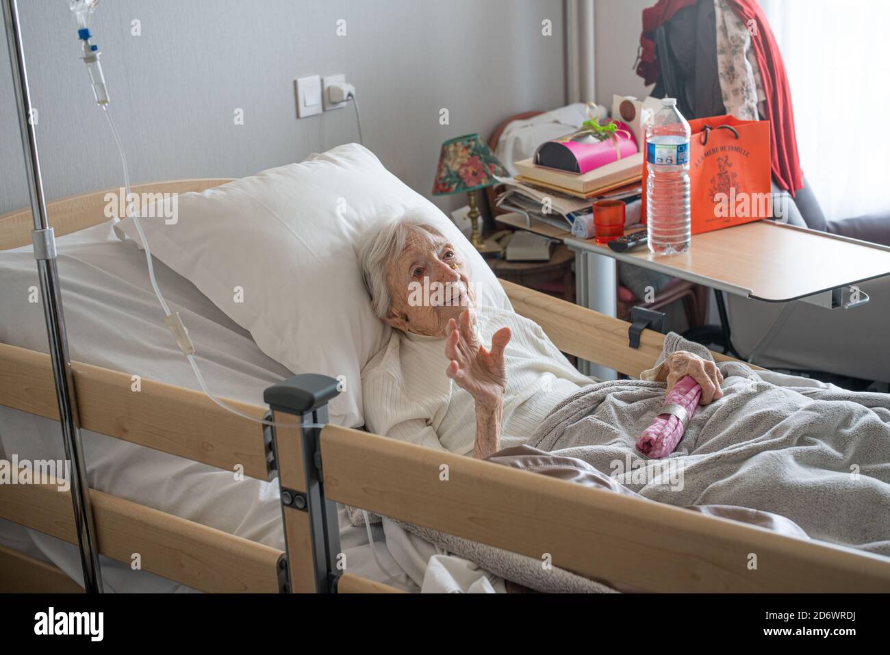 Centenaire d'une EHPAD pendant la pandémie de 2019-nCoV, France. Banque D'Images