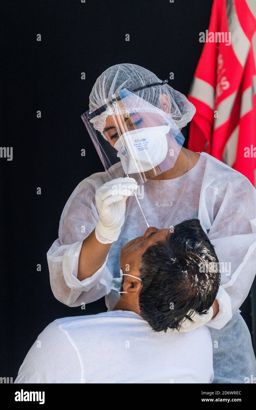 La ville de Paris, en collaboration avec l'Agence régionale de santé et le Fonds d'assurance maladie primaire, a mis en place un laboratoire de dépistage gratuit Banque D'Images