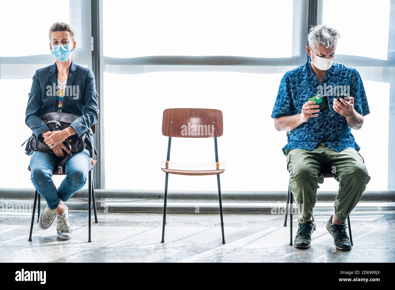 Salle d'attente pour un médecin, respect de la distanciation sociale. Septembre 2020, France. Banque D'Images