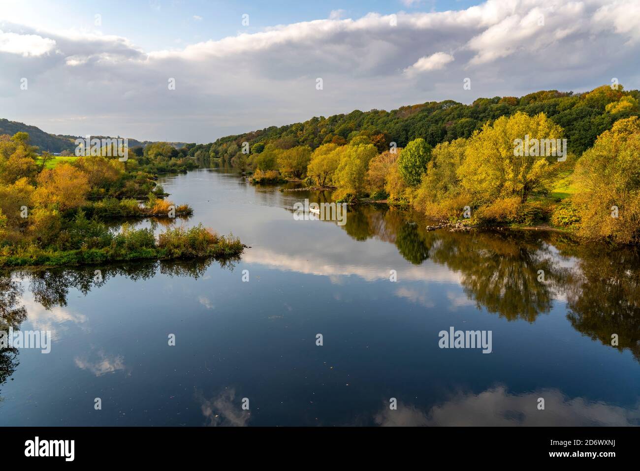 La rivière Ruhr près de Bochum-Stiepel, à droite et Hattingen-Blankenstein, NRW, Allemagne Banque D'Images