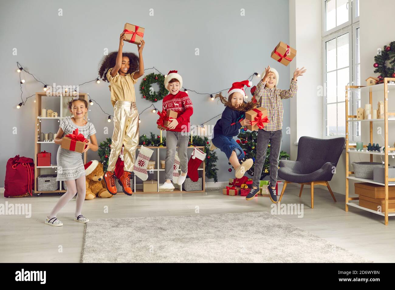 Les enfants heureux appréciant les vacances d'hiver et merveilleux nouvel an et Cadeaux de Noël Banque D'Images