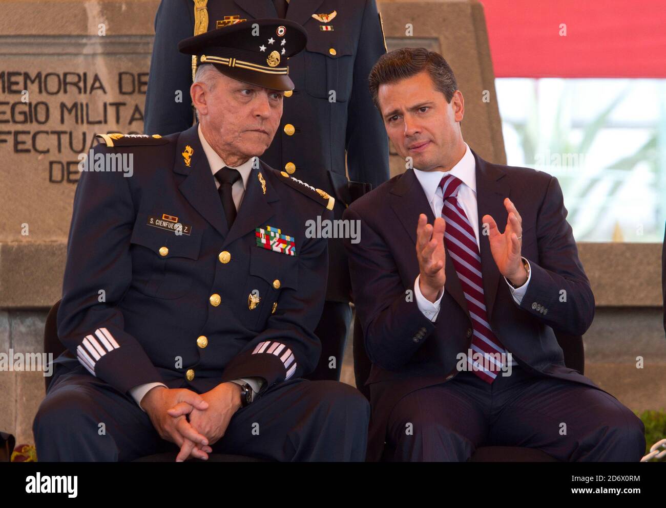 TLAXCALA, MEXIQUE - MAI 9 : (photo File) Secrétaire de la Défense du Mexique, Salvador Cienfuegos lors de la cérémonie de l'anniversaire de la charge de sable du XCII le 9 mai 2013 à Tlaxcala, Mexique. * le tribunal du district de l'est de New York a accusé Salvador Cienfuegos Zepeda, ancien secrétaire à la Défense du Mexique, d'avoir abusé de sa position publique pour aider un cartel mexicain à acheminer des milliers de kilogrammes de cocaïne, d'héroïne, de méthamphétamine et de marijuana aux États-Unis en échange de pots-de-vin.* crédit : Leonardo Casas/Groupe Eyepix/accès photo Banque D'Images