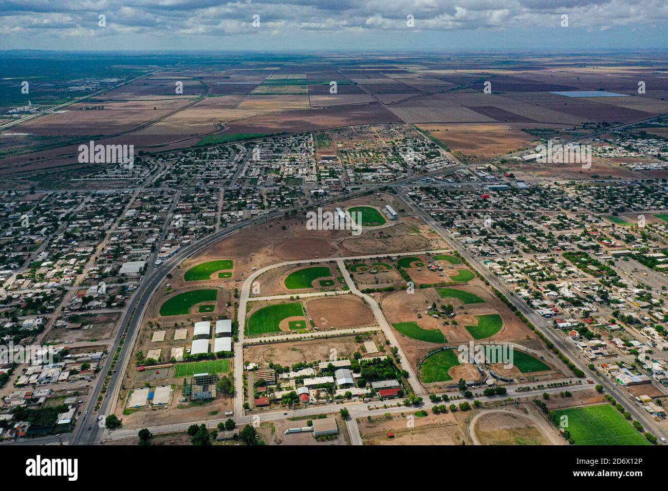 Vue aérienne de Navojoa, Sonora, Mexique. Ville dans la Valle del Mayo.  Contour de la ville, ville, urbanité, maisons, quartiers, subdivisions,  résidentiel. Unité sportive, terrains de sport, terrains de baseball © (©
