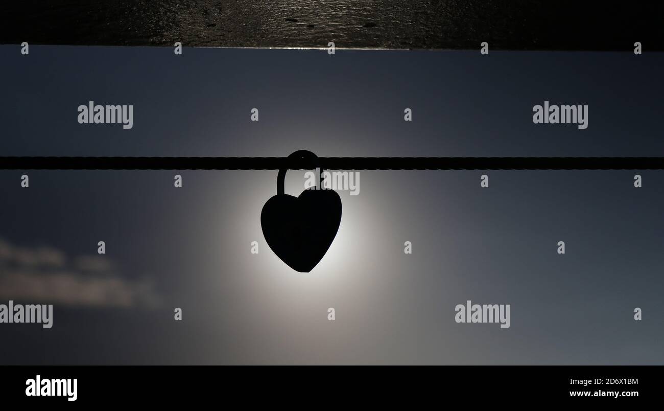 L'amour enferme la silhouette au bord de la mer. Banque D'Images