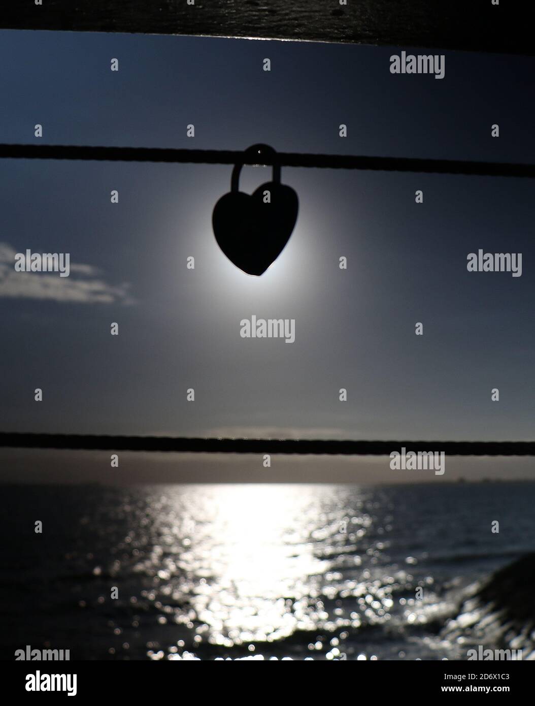 L'amour enferme la silhouette au bord de la mer. Banque D'Images