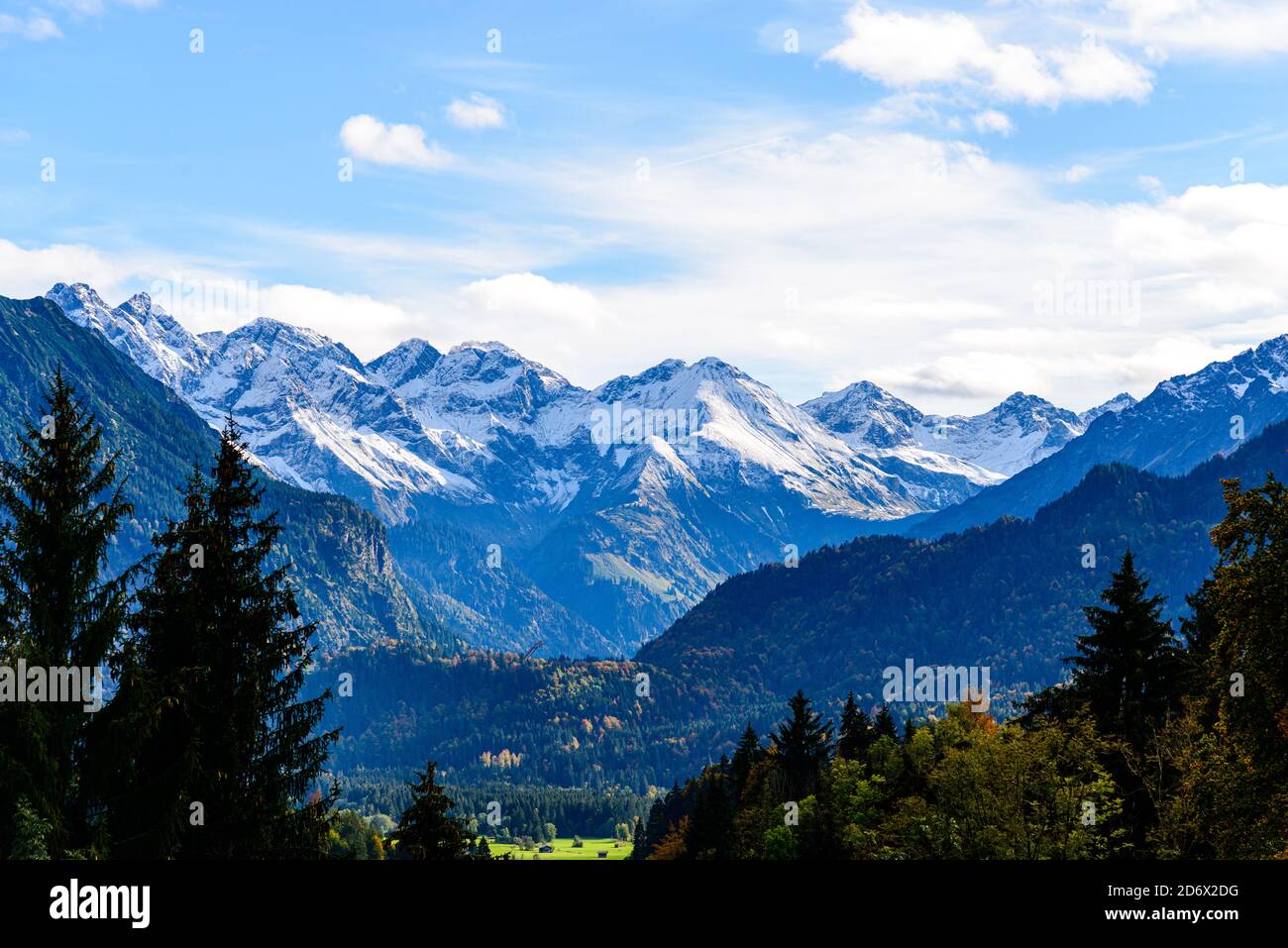 Vue panoramique d'Obersdorf à Allgau, Bavière, Bayern, Allemagne. Alpes du Tyrol, montagnes de la bonne espérance (Berge der Guten Hoffnung), Rotgrundspitze, R Banque D'Images