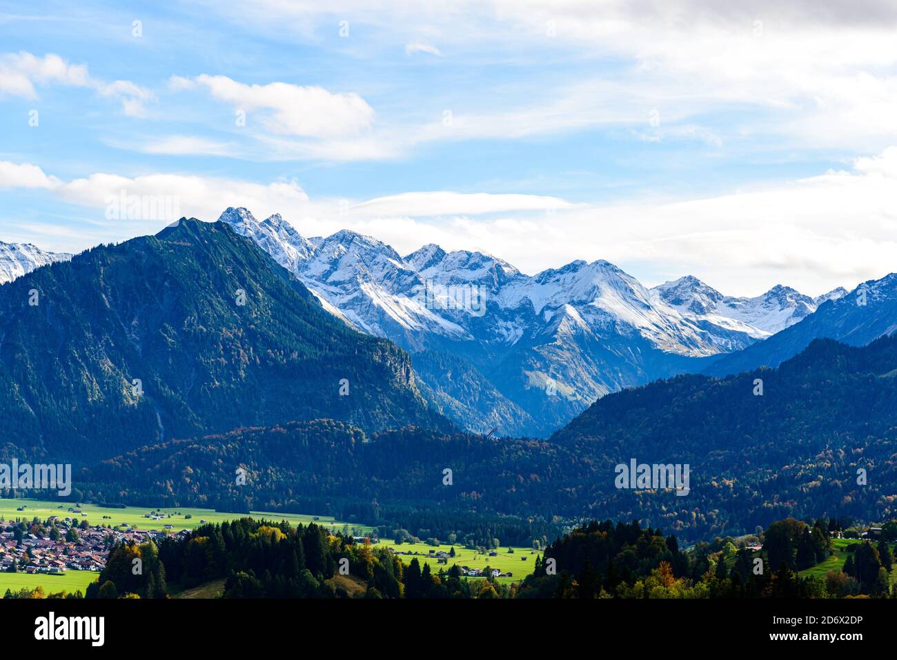 Vue panoramique d'Obersdorf à Allgau, Bavière, Bayern, Allemagne. Alpes du Tyrol, montagnes de la bonne espérance (Berge der Guten Hoffnung), Rotgrundspitze, R Banque D'Images