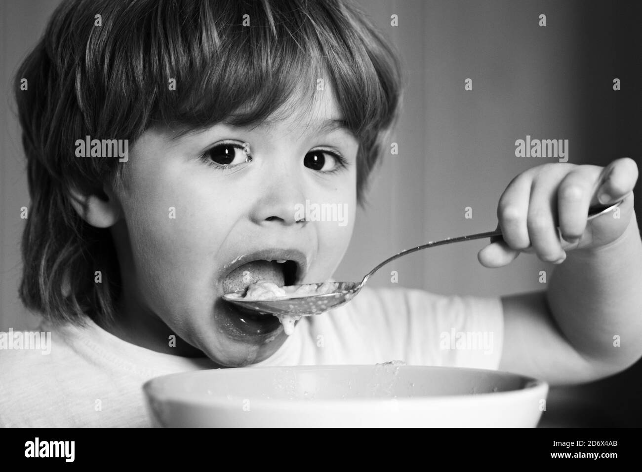 Un Petit Garcon Affame Qui Mange Bebe Gai Enfant Mange La Nourriture Elle Meme Avec Une Cuillere Delicieux Petit Dejeuner Pour Les Enfants Bebe Mangeant De La Nourriture Dans La Cuisine Bon Bebe Un Petit Garcon Affame Qui Mange Bebe Gai Enfant Mange La Nourriture Elle Meme Avec Une Cuillere Delicieux Petit Dejeuner Pour Les Enfants Bebe Mangeant De La Nourriture Dans La Cuisine Bon Bebe