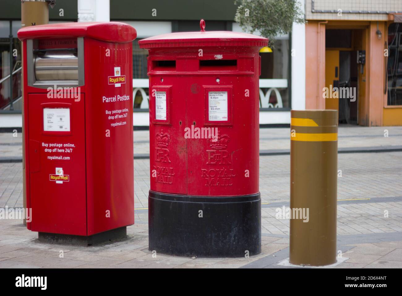 Boîtes aux lettres rouges dans la rue Londres, Angleterre Banque D'Images
