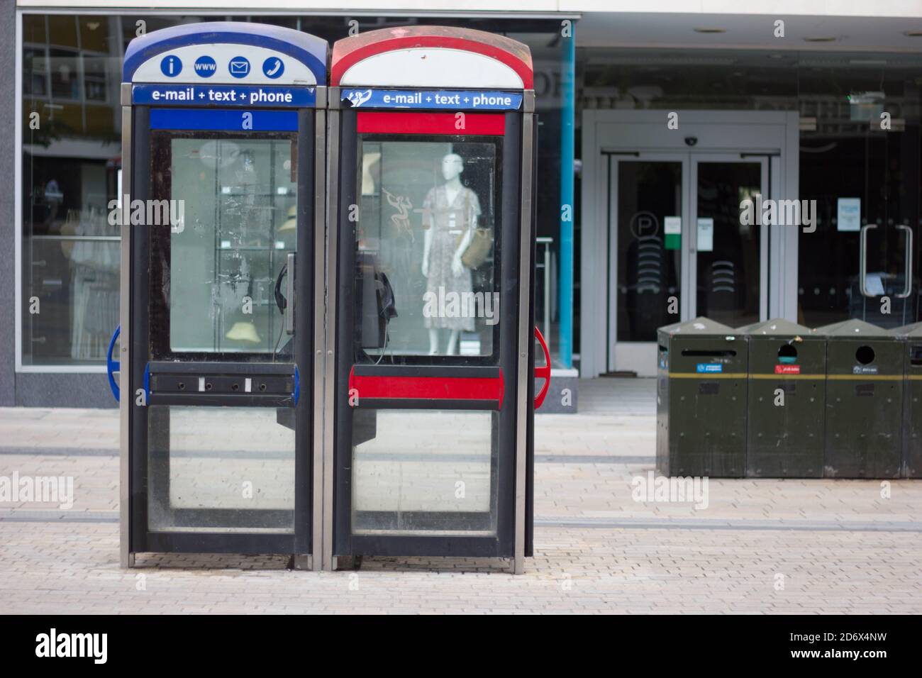 Téléphone Bluetooth bleu et rouge vu dans High Street Londres Banque D'Images