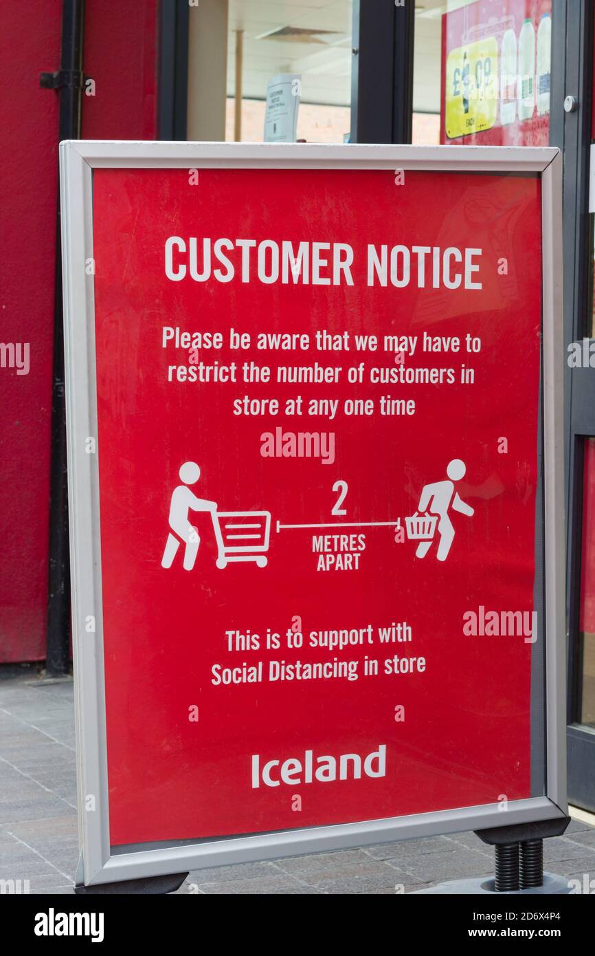 Distance sociale hors du supermarché Iceland Frozen Foods, Londres, Angleterre Banque D'Images