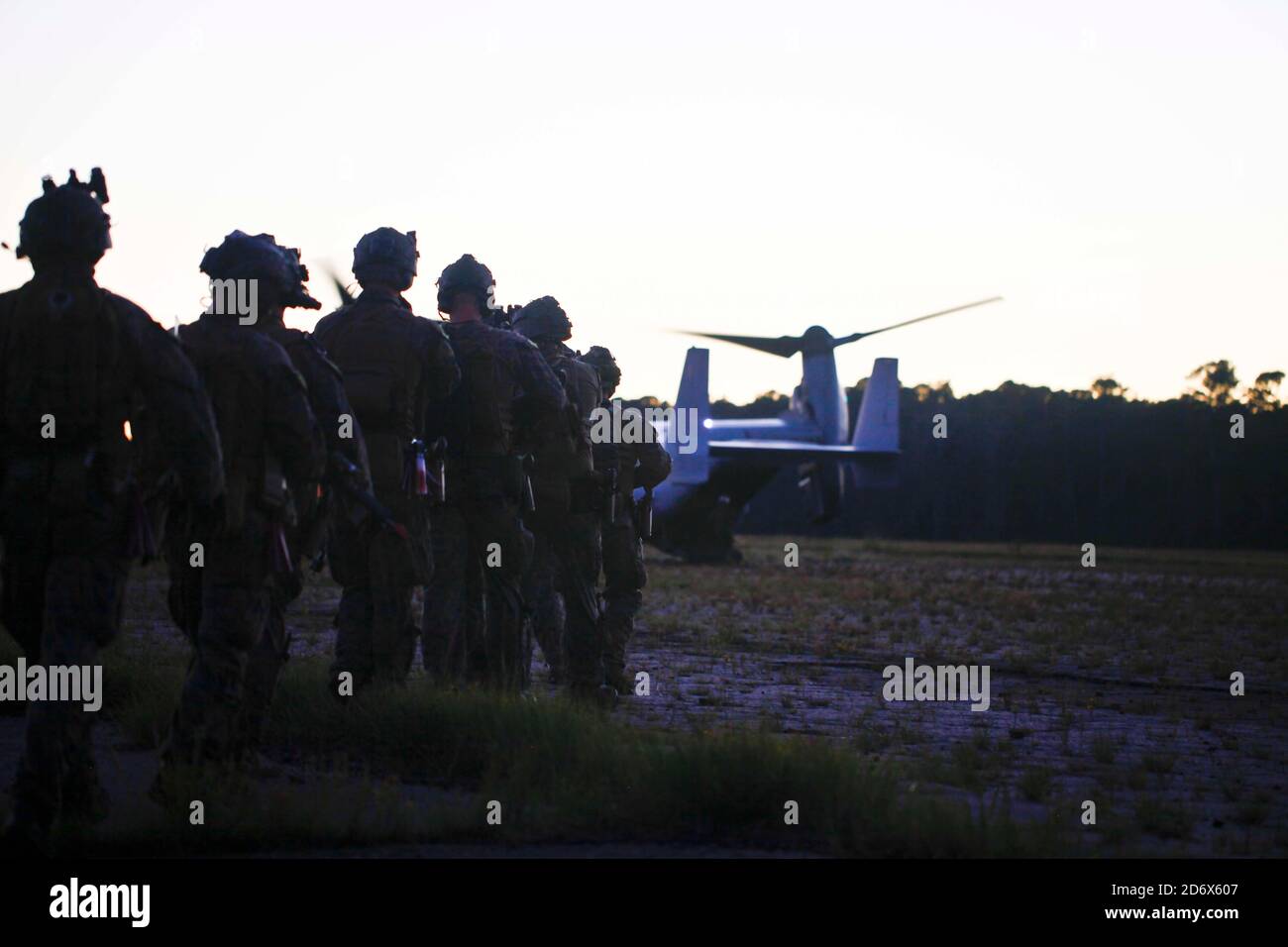 Les Marines des États-Unis avec la Force de RAID maritime (FRM), 24e unité expéditionnaire maritime (UMM), embarque un V-22 Osprey pour un raid de nuit pendant l'entraînement urbain réaliste (RUT) au Camp Lejeune, N.-C., le 1er octobre 2020. Une formation urbaine réaliste permet aux marins et aux marins de s’entraîner dans un environnement contrôlé et réaliste, en utilisant les éléments de commandement, d’air, de sol et de logistique du MEU. (É.-U. Photo du corps marin par Cpl. Isaiah Campbell) Banque D'Images
