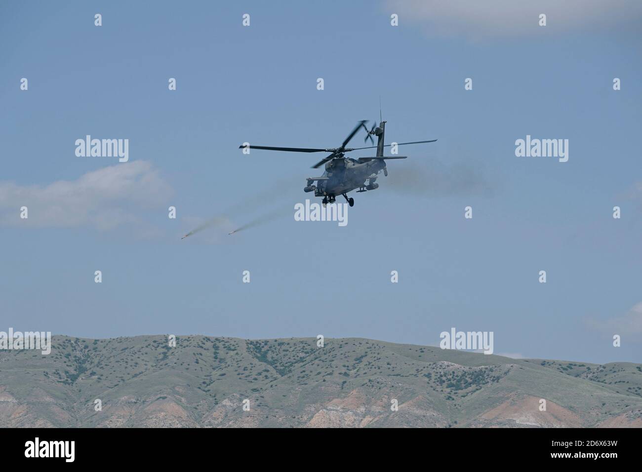 Un hélicoptère américain AH-64 Apache lance des missiles lors d'un appel à l'entraînement de tir avec des soldats américains du 4e Escadron, du 2e Régiment de cavalerie et de la 12e Brigade d'aviation de combat à la zone d'entraînement de Vaziani, en Géorgie, le 14 septembre 2020. Les 4/2 soldats ont terminé avec succès leur entraînement dans la zone d'entraînement de Vaziani en Géorgie du 7 au 18 septembre. Conçu pour améliorer les partenariats régionaux et accroître l'état de préparation et l'interopérabilité de la force américaine, l'exercice permet aux participants d'effectuer des gammes de sniper et de démonstration, des exercices d'entraînement situationnel, des exercices de tir en direct et de COMB Banque D'Images