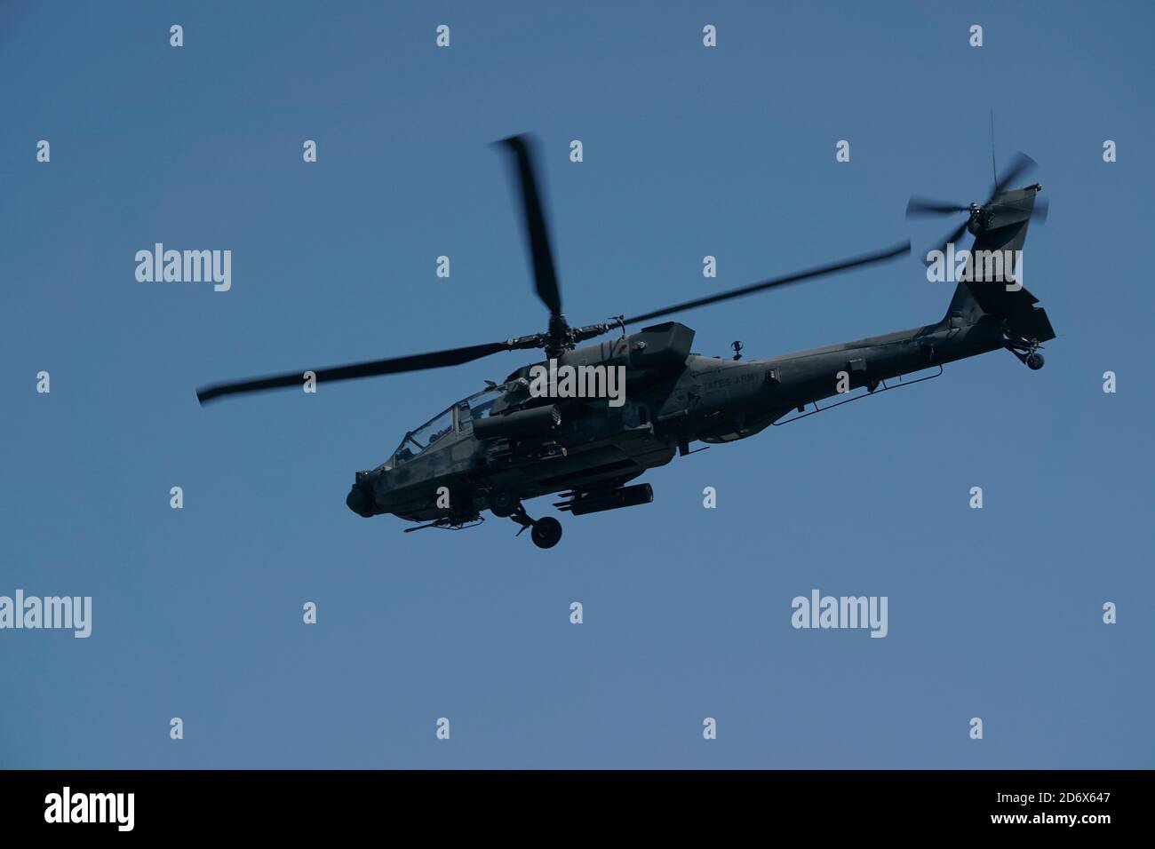 Un hélicoptère Apache AH-64 américain vole haut lors d'un appel à l'entraînement au feu avec des soldats américains du 4e Escadron, du 2e Régiment de cavalerie et de la 12e Brigade d'aviation de combat à la zone d'entraînement de Vaziani, en Géorgie, le 14 septembre 2020. Les 4/2 soldats ont terminé avec succès leur entraînement dans la zone d'entraînement de Vaziani en Géorgie du 7 au 18 septembre. Conçu pour améliorer les partenariats régionaux et accroître l'état de préparation et l'interopérabilité de la force américaine, l'exercice permet aux participants d'effectuer des gammes de sniper et de démonstration, des exercices de formation situationnelle, des exercices de tir en direct et combinés Banque D'Images