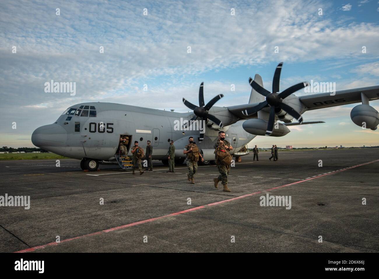 Marines des États-Unis avec combat Logistics Regiment 37, 3e Marine Logistics Group (3e MLG), sortie a C-130 à bord de la Naval Air Facility Astugi, Japon, en route vers une évaluation du combat Readiness (MCCRE) du corps de Marine au centre d'entraînement d'armes combinées, Camp Fuji, Japon, 16 octobre 2020. Les RCCMC sont menées pour assurer la normalisation de l'unité et la préparation au combat en vue des déploiements opérationnels. Le 3e MLG, basé à Okinawa, au Japon, est une unité de combat déployée à l’avant qui sert d’épine dorsale complète de soutien logistique et de service de combat de la Force expéditionnaire maritime III pour les opérations dans tout le pays Banque D'Images
