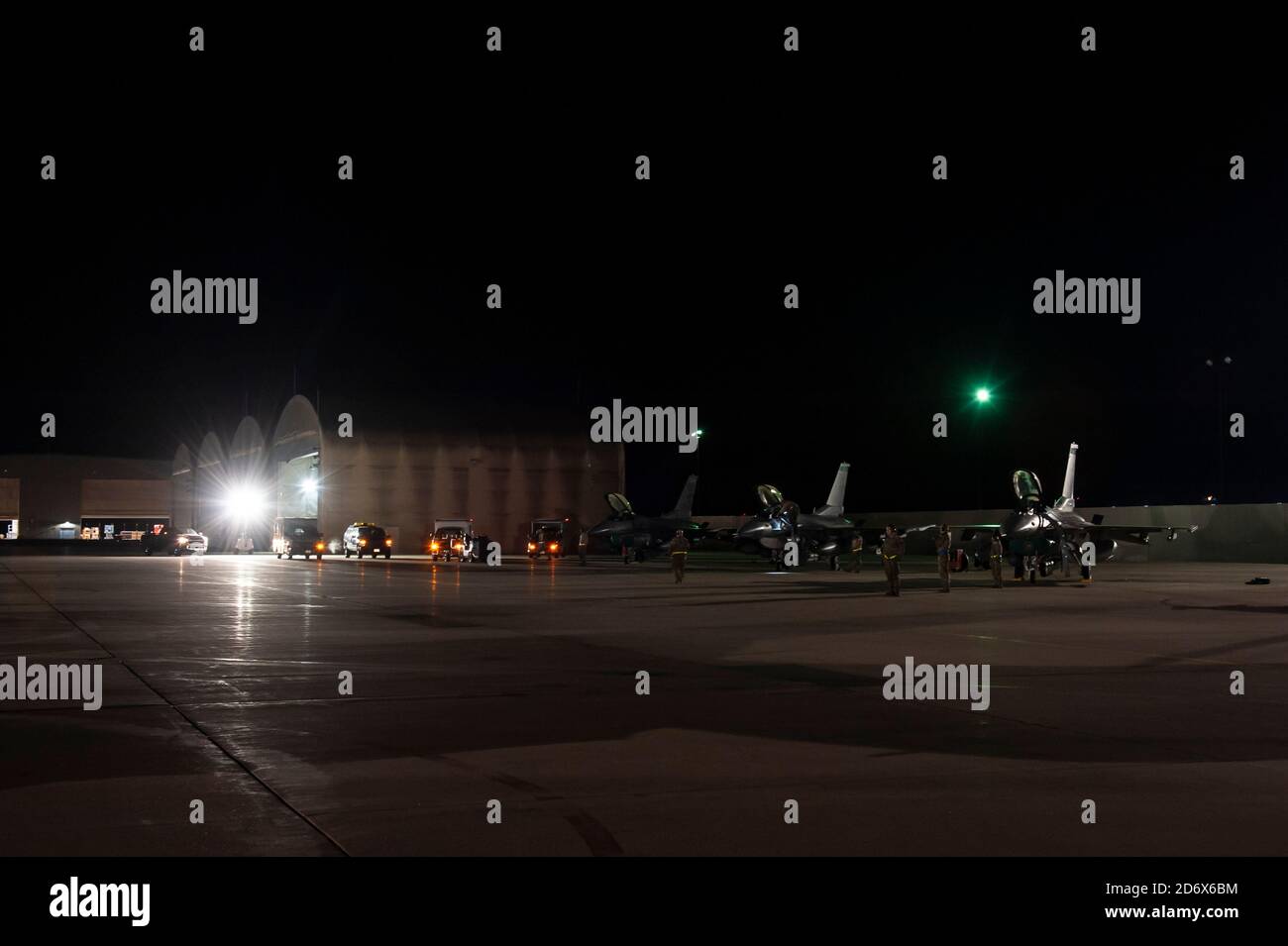 Les aviateurs de la US Air Force, affectés à la 180e Escadre de chasseurs de la Garde nationale de l’Ohio, préparent des F-16 Fighting Falcon pour un déploiement de la Force expéditionnaire aérospatiale en début de matinée, le 12 octobre 2020, au 180FW à Swanton, Ohio. Le déploiement du F-16 fait partie d’un paquet aérien Airman de 300 pour combattre les zones, dans la zone de responsabilité du Commandement central, afin d’améliorer les objectifs de sécurité nationale de notre pays. Le 180FW compte actuellement 100 membres supplémentaires déployés dans six pays à travers le monde, fournissant des capacités opérationnelles et une domination dans l'air, l'espace et le cyberespace Banque D'Images