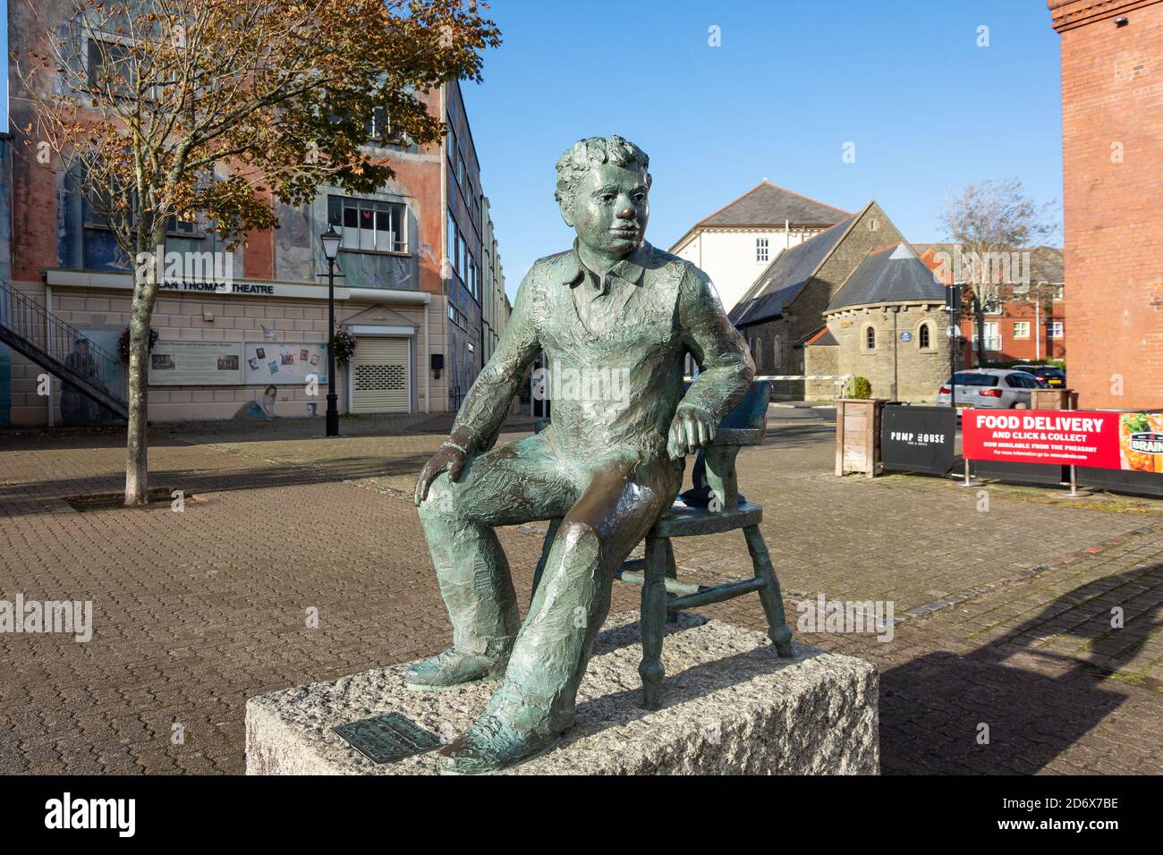Dylan Thomas Statue, quartier maritime, Swansea (Abertawe), ville et comté de Swansea, pays de Galles, Royaume-Uni Banque D'Images
