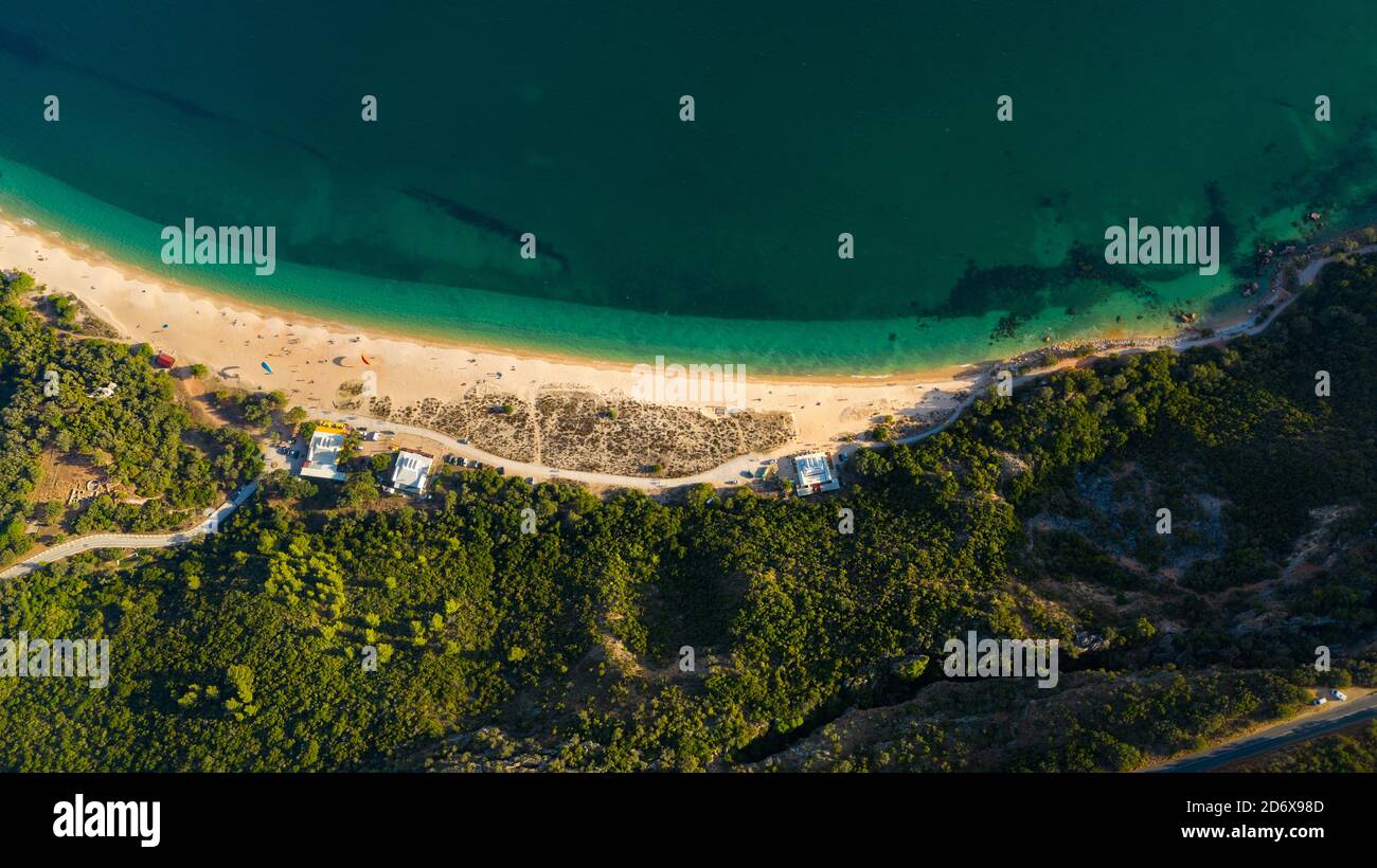 Vue aérienne sur l'océan Atlantique bleu, les montagnes de la forêt verte et la plage de sable de Praia do Portinho da Arrabida. Serra da Arrabida, Portugal. Banque D'Images