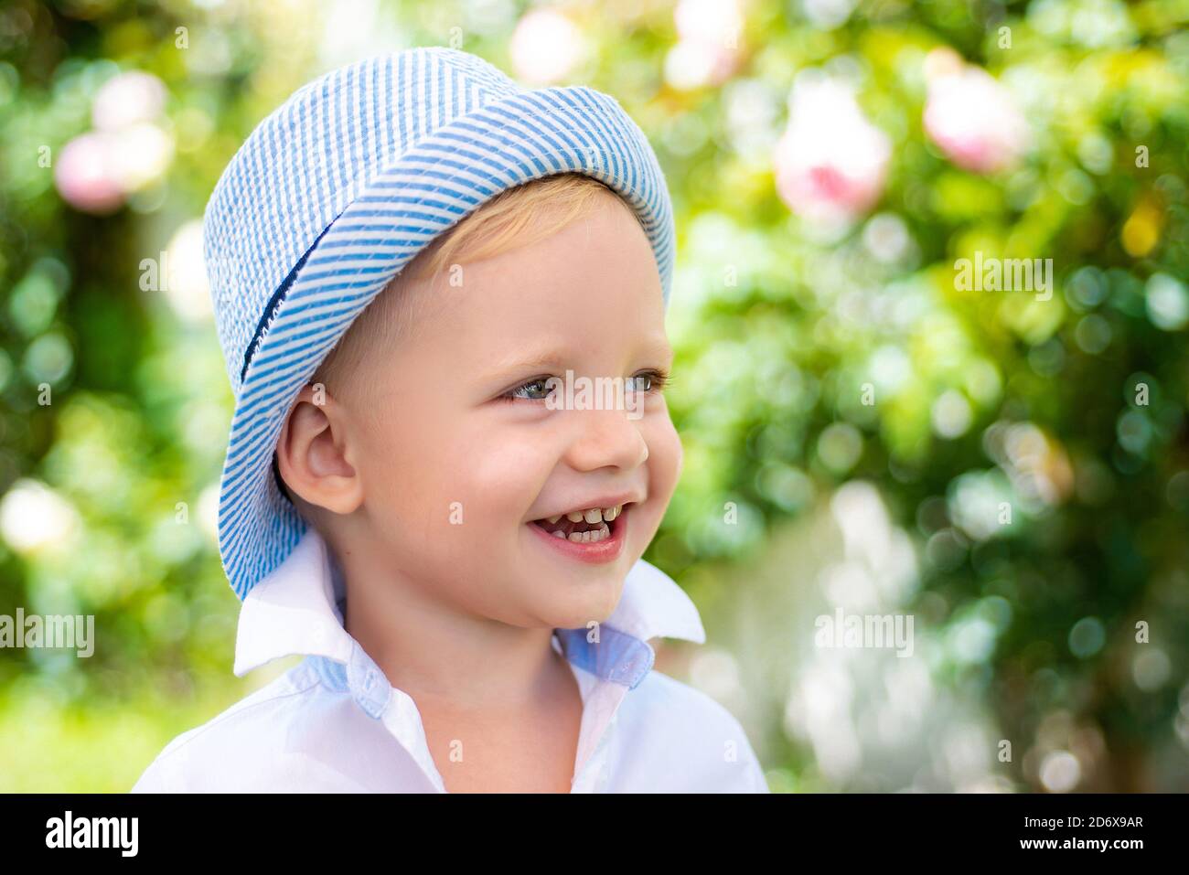 Portrait D Enfant Heureux Adorable Bebe S Amuser Belle Journee Amusante Pour Un Petit Garcon Mignon Dans La Nature Bon Petit Garcon Photo Stock Alamy