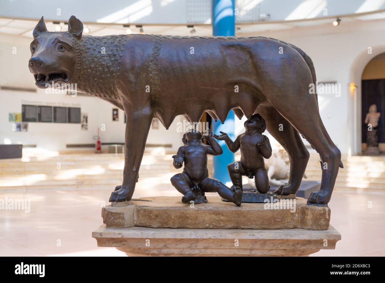 Le loup de Capitoline, une sculpture en bronze représentant une scène ...